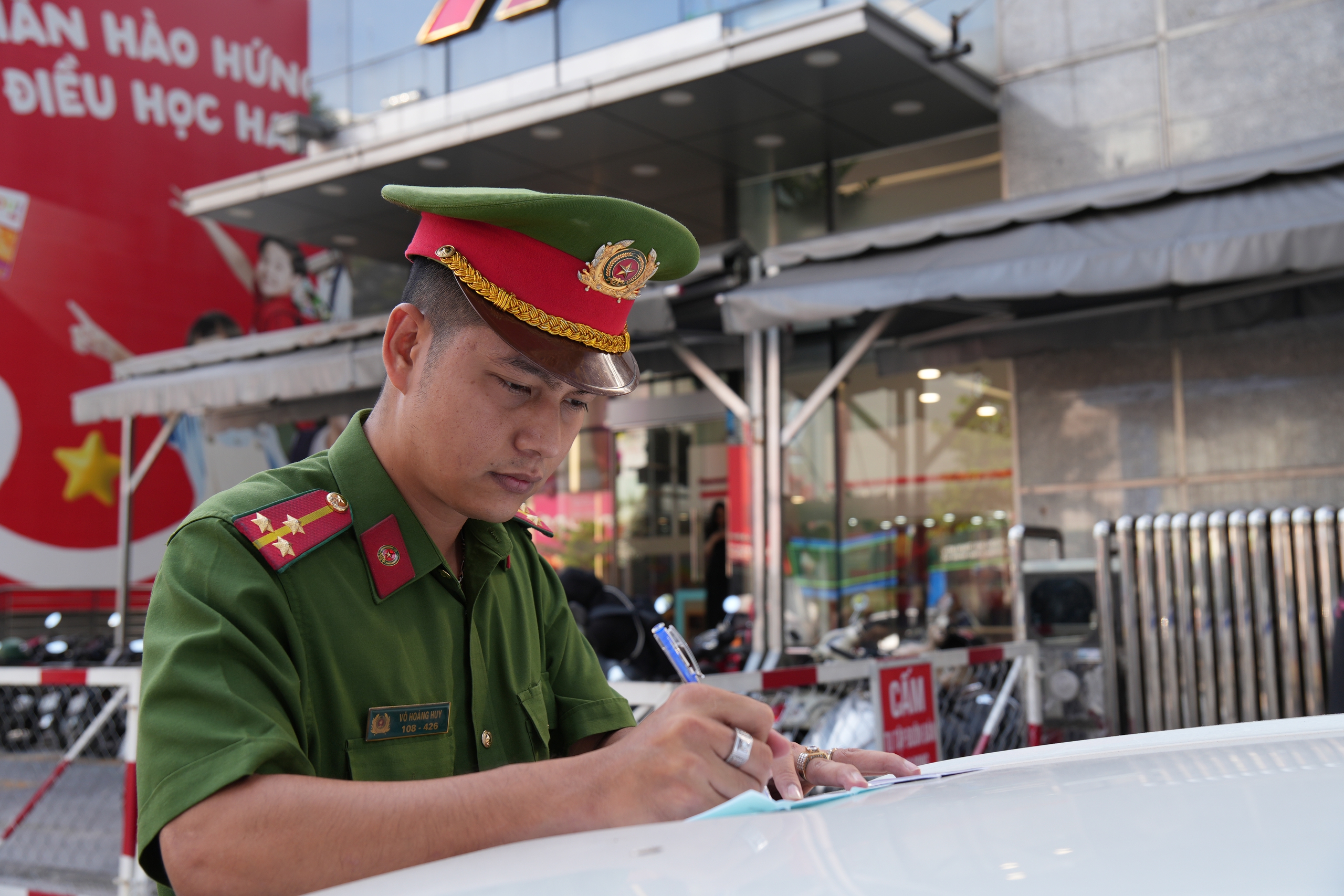 ‘Dẹp’ lấn chiếm vỉa hè quanh bệnh viện Từ Dũ: Biên bản chưa ráo mực đã bị phạt tiếp- Ảnh 3. ‘Dẹp’ lấn chiếm vỉa hè quanh bệnh viện Từ Dũ: Biên bản chưa ráo mực đã bị phạt tiếp- Ảnh 3.