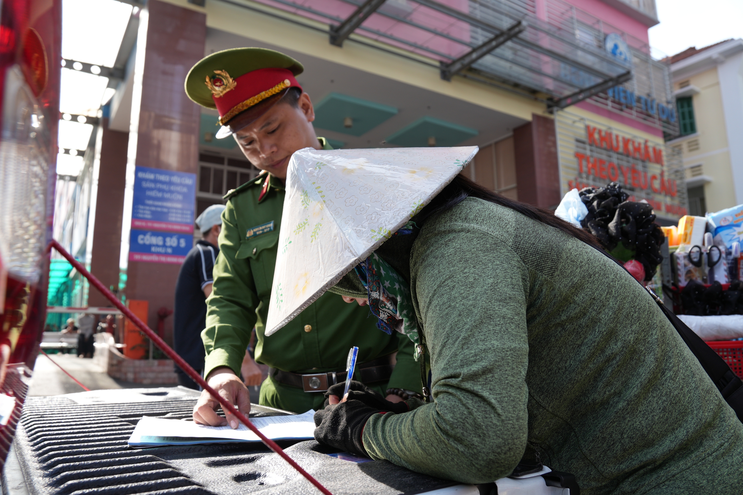 ‘Dẹp’ lấn chiếm vỉa hè quanh bệnh viện Từ Dũ: Biên bản chưa ráo mực đã bị phạt tiếp- Ảnh 2. ‘Dẹp’ lấn chiếm vỉa hè quanh bệnh viện Từ Dũ: Biên bản chưa ráo mực đã bị phạt tiếp- Ảnh 2.