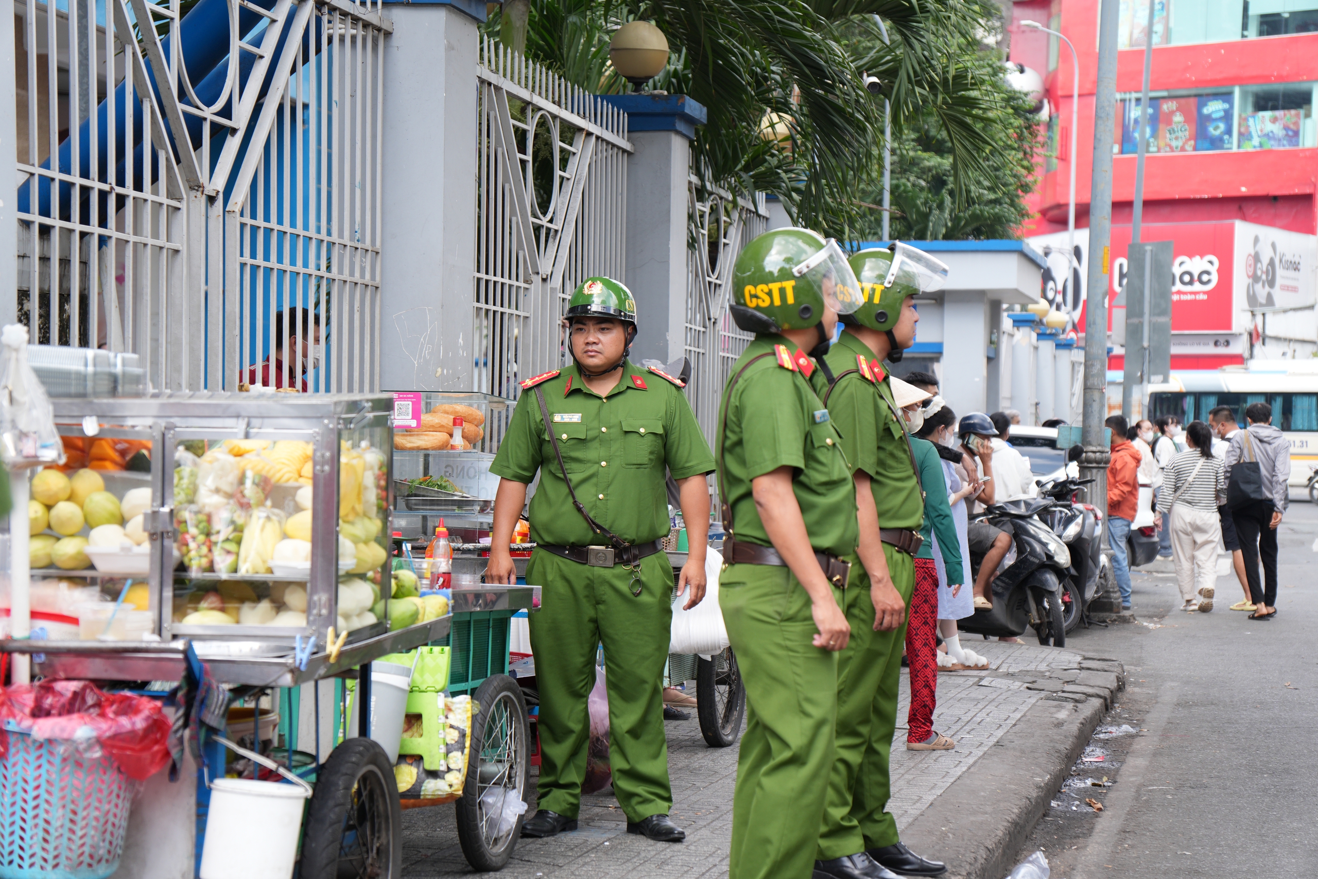 ‘Dẹp’ lấn chiếm vỉa hè quanh bệnh viện Từ Dũ: Biên bản chưa ráo mực đã bị phạt tiếp- Ảnh 11. ‘Dẹp’ lấn chiếm vỉa hè quanh bệnh viện Từ Dũ: Biên bản chưa ráo mực đã bị phạt tiếp- Ảnh 11.