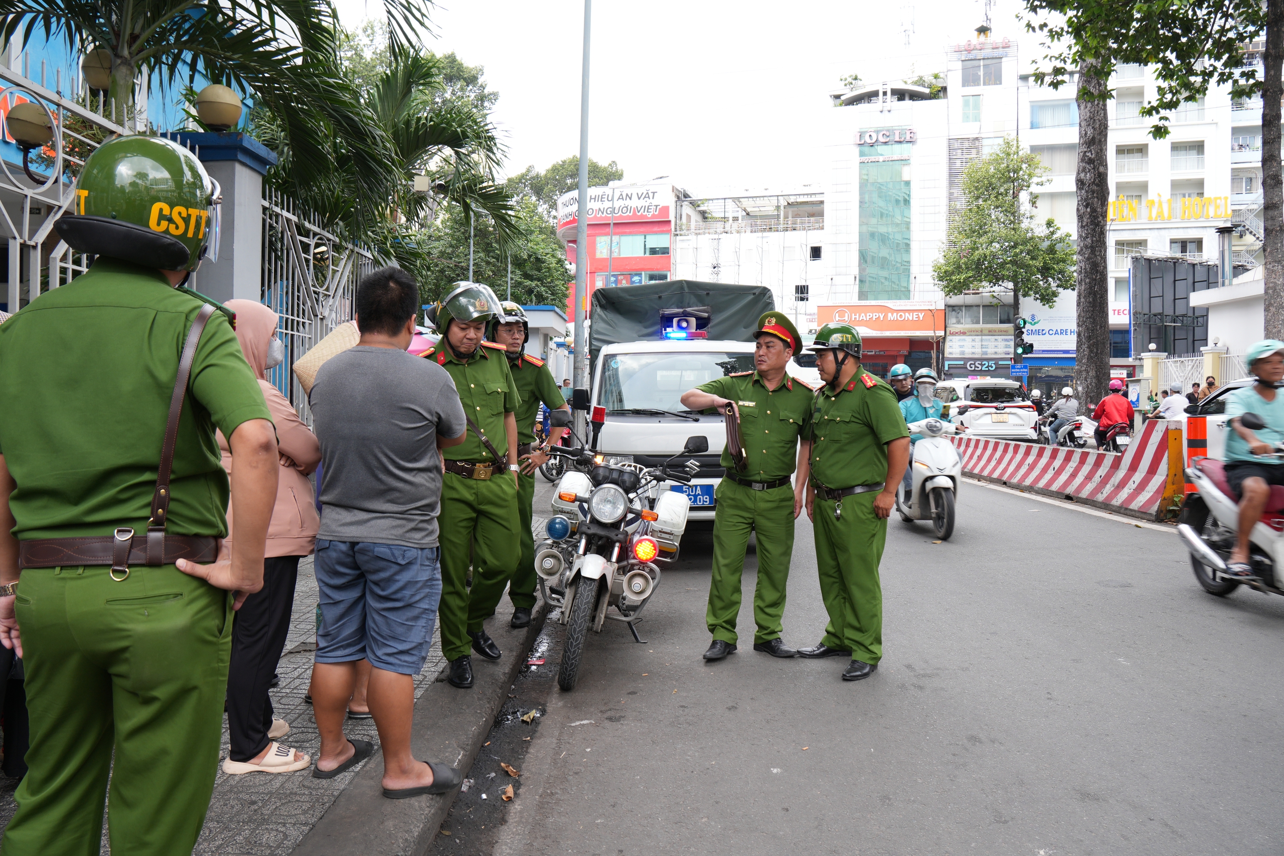 ‘Dẹp’ lấn chiếm vỉa hè quanh bệnh viện Từ Dũ: Biên bản chưa ráo mực đã bị phạt tiếp- Ảnh 9. ‘Dẹp’ lấn chiếm vỉa hè quanh bệnh viện Từ Dũ: Biên bản chưa ráo mực đã bị phạt tiếp- Ảnh 9.