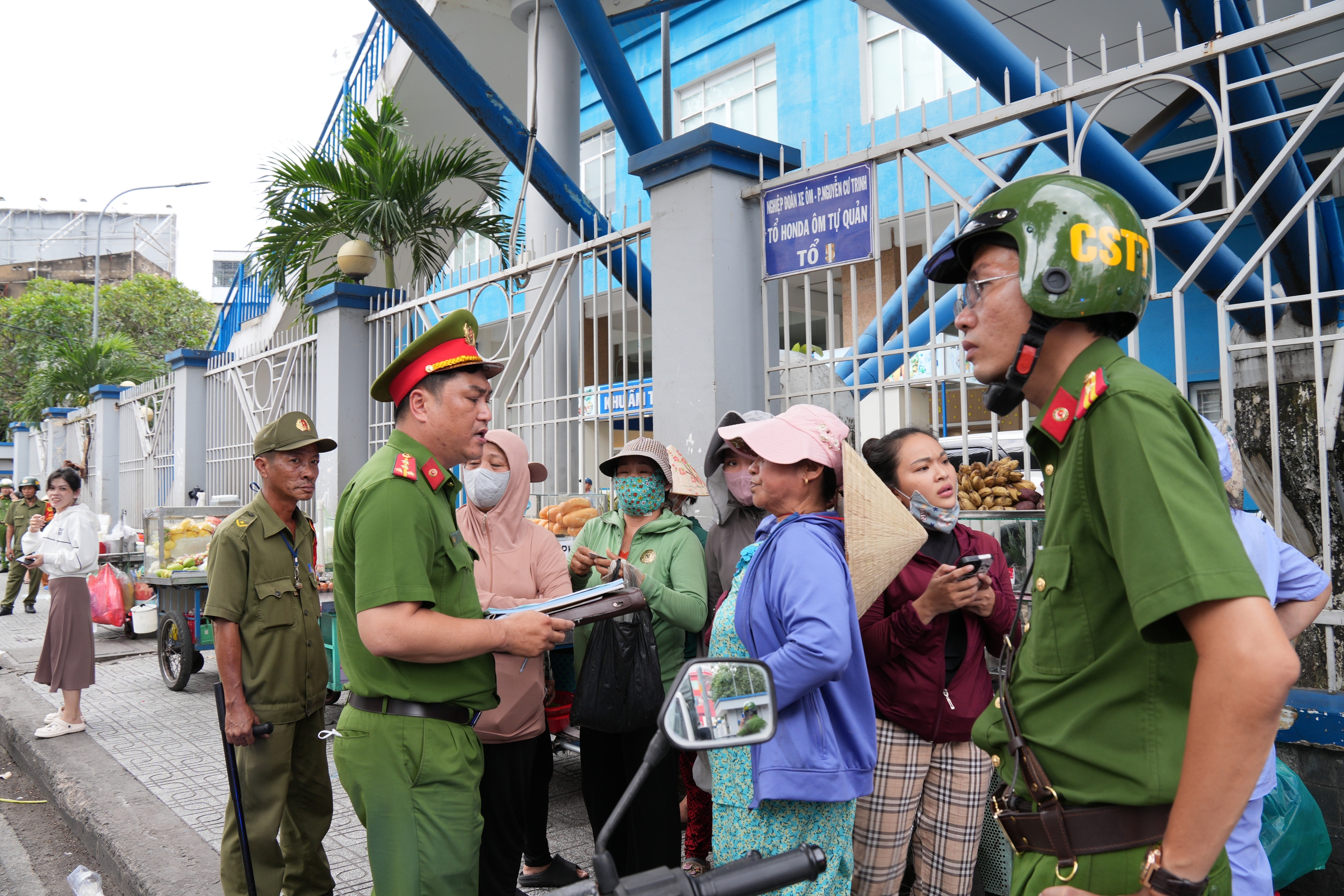 ‘Dẹp’ lấn chiếm vỉa hè quanh bệnh viện Từ Dũ: Biên bản chưa ráo mực đã bị phạt tiếp- Ảnh 10. ‘Dẹp’ lấn chiếm vỉa hè quanh bệnh viện Từ Dũ: Biên bản chưa ráo mực đã bị phạt tiếp- Ảnh 10.