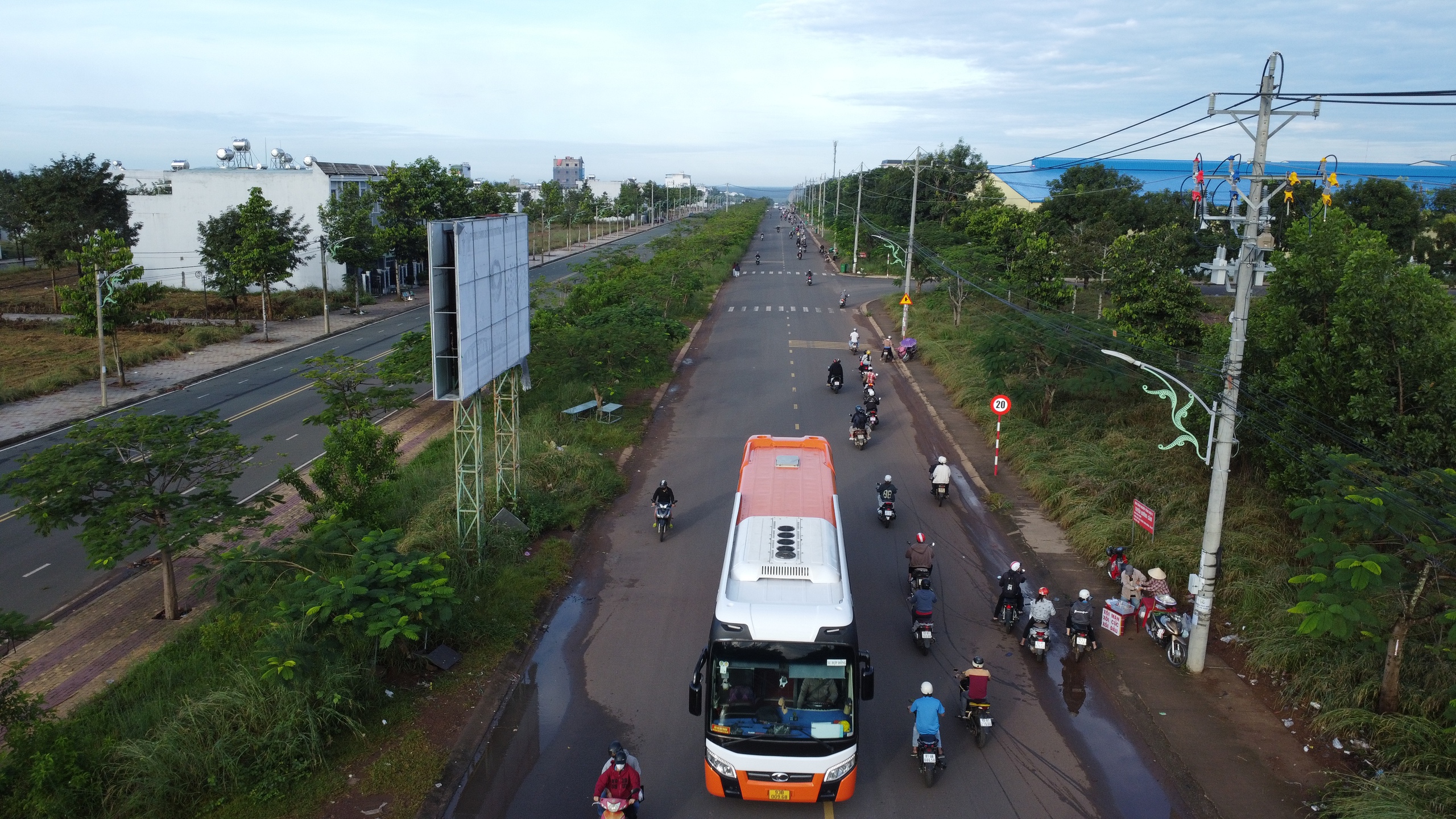 Biển báo 20 km/giờ ở Đồng Nai, tài xế than 'không chạy được'- Ảnh 2.