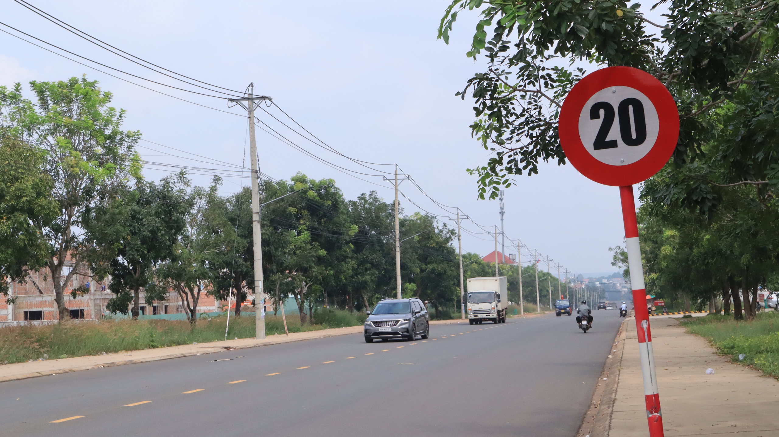 Biển báo 20 km/giờ ở Đồng Nai, tài xế than 'không chạy được'- Ảnh 1.