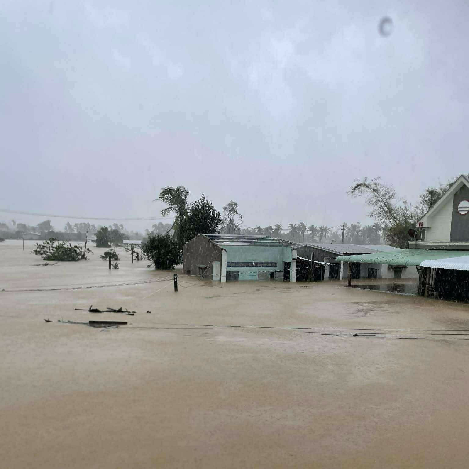 Người dân Đắk Lắk lên mạng cầu cứu trong đêm khi nước lũ dâng cao  - Ảnh 4.