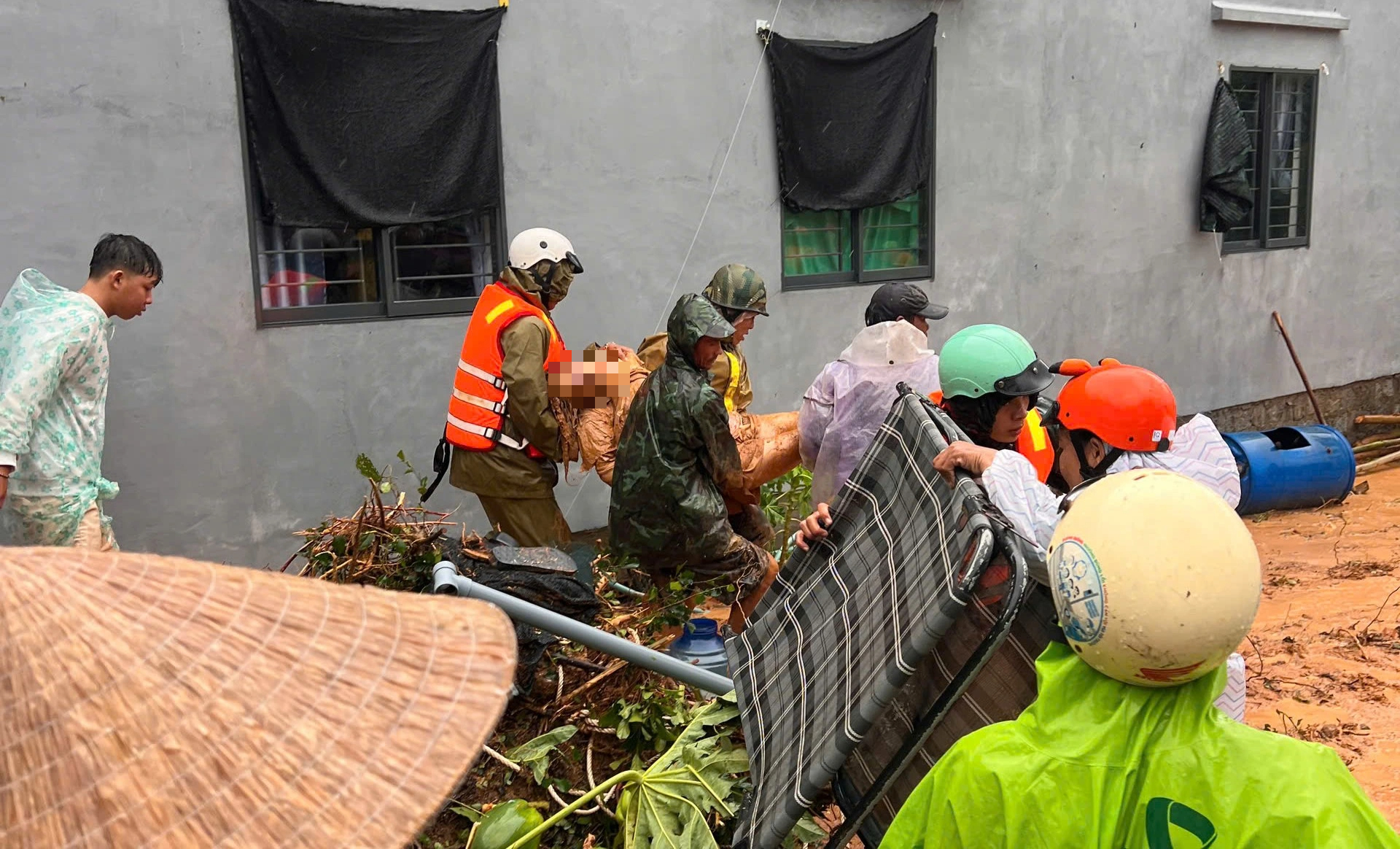 Đắk Lắk: Nhiều vùng ngập sâu, sạt lở vùi lấp nhà người dân - Ảnh 1.