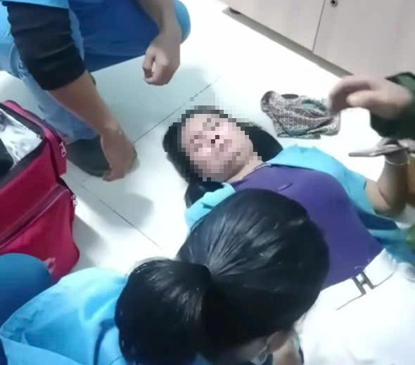 អវត្តមាននាយករងកើតឡើងវិញ ឪពុកម្តាយនាំកូនទៅសាលាម្ដងទៀត - រូបថត ២. Tái diễn việc vắng Phó hiệu trưởng, phụ huynh lại… đưa con đến trường- Ảnh 2.