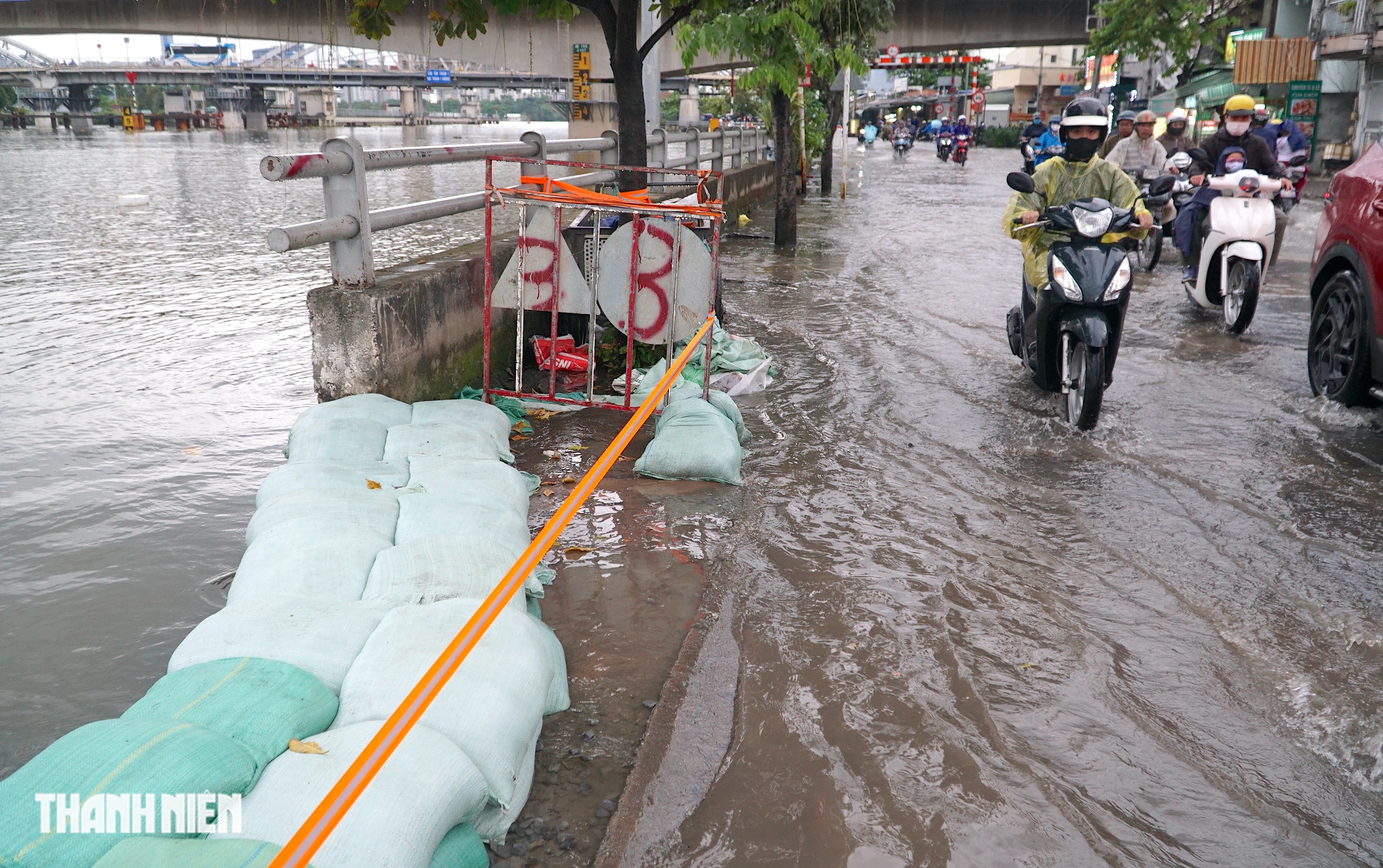 Triều cường đạt đỉnh: Một số tuyến đường ở khu nam TP.HCM lại ngập   - Ảnh 4.