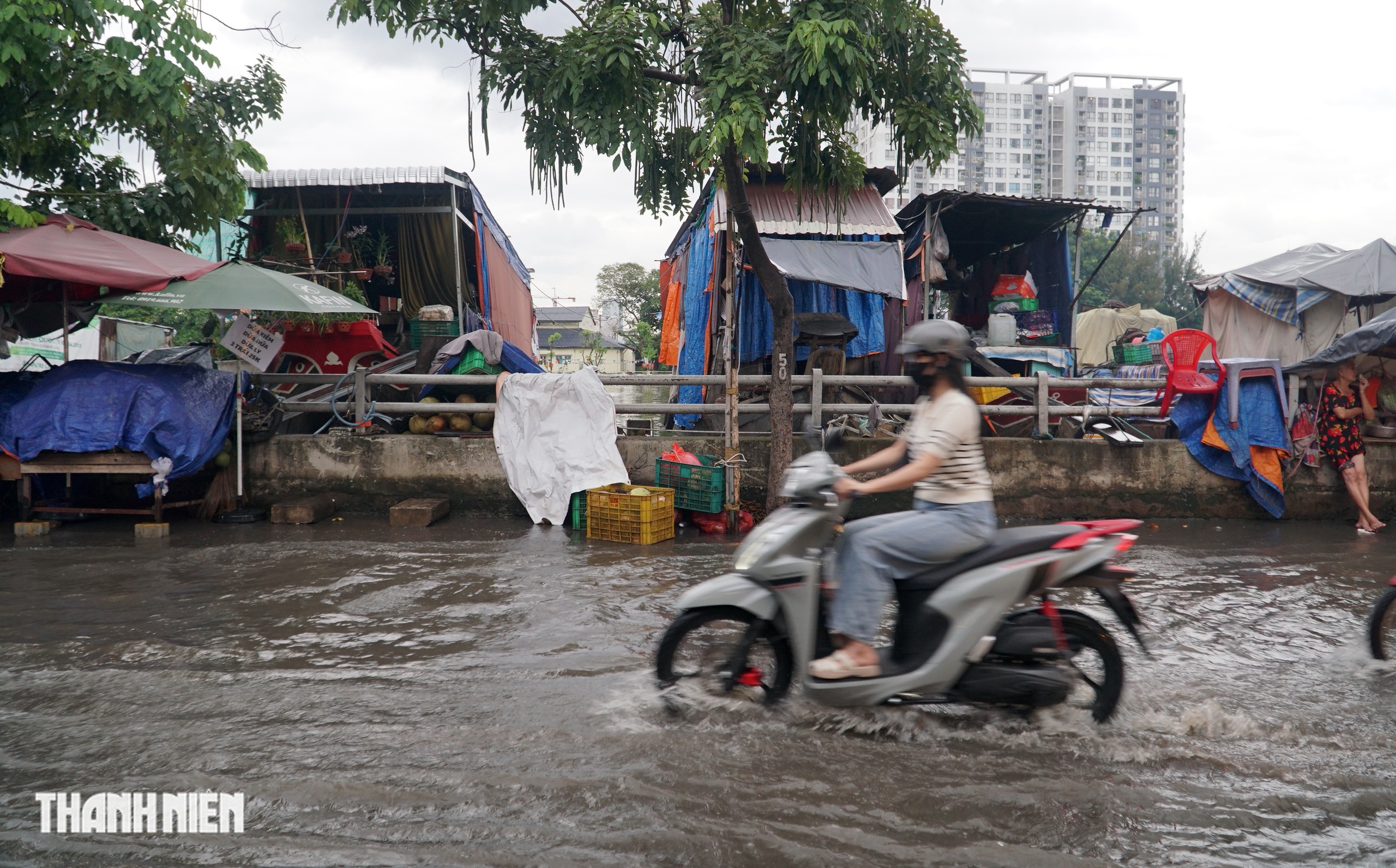Triều cường đạt đỉnh: Một số tuyến đường ở khu nam TP.HCM lại ngập   - Ảnh 3.