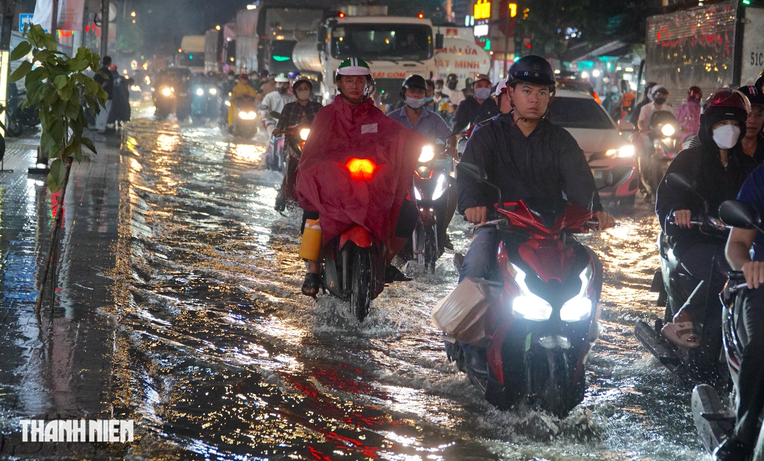 Triều cường đạt đỉnh: Một số tuyến đường ở khu nam TP.HCM lại ngập   - Ảnh 8.