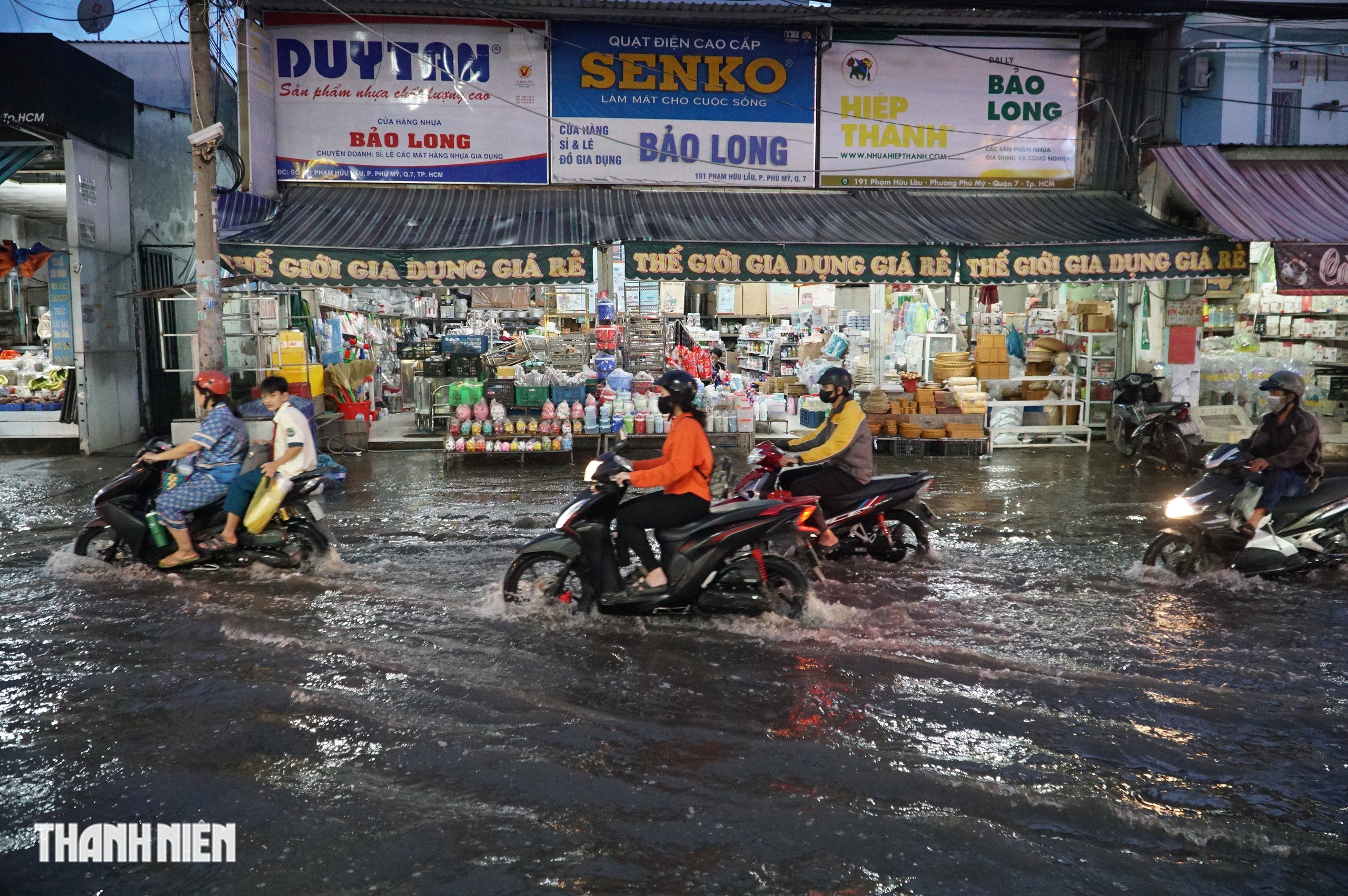 Triều cường đạt đỉnh: Một số tuyến đường ở khu nam TP.HCM lại ngập   - Ảnh 6.