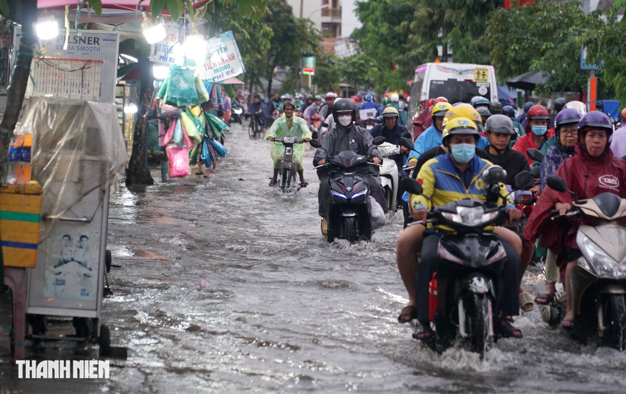 Triều cường đạt đỉnh: Một số tuyến đường ở khu nam TP.HCM lại ngập   - Ảnh 2.