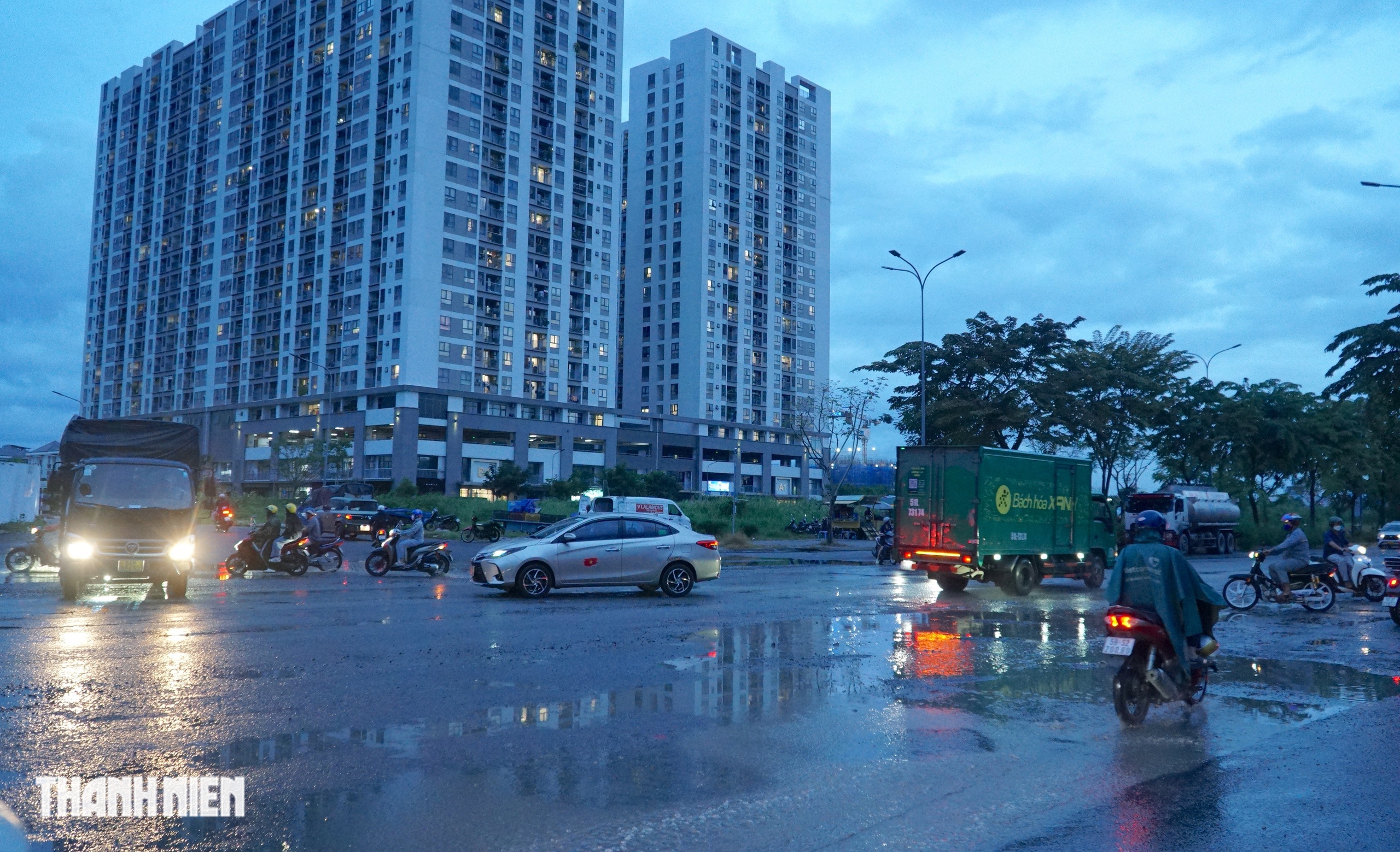 Triều cường đạt đỉnh: Một số tuyến đường ở khu nam TP.HCM lại ngập   - Ảnh 9.