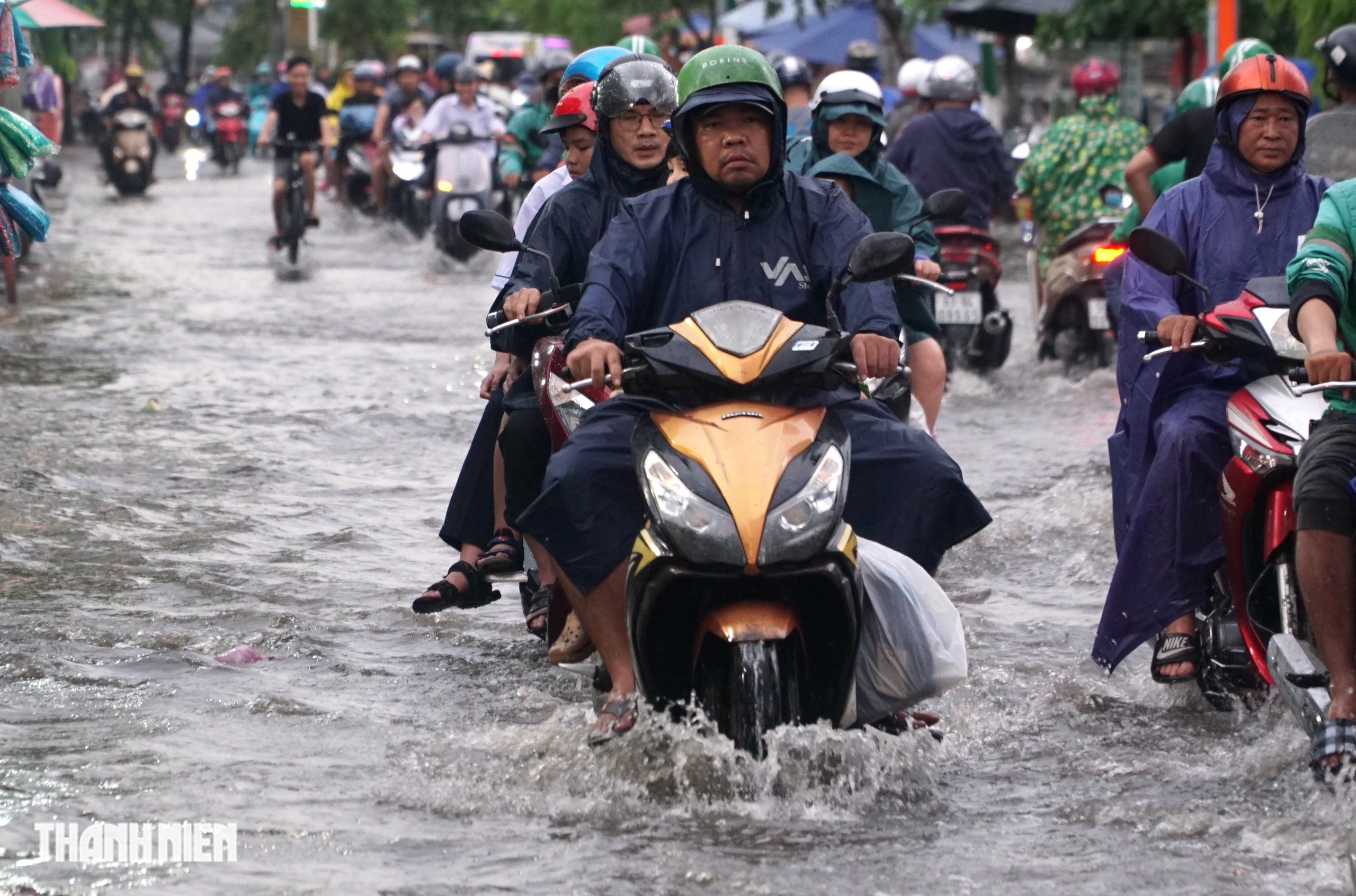 Triều cường đạt đỉnh: Một số tuyến đường ở khu nam TP.HCM lại ngập   - Ảnh 1.