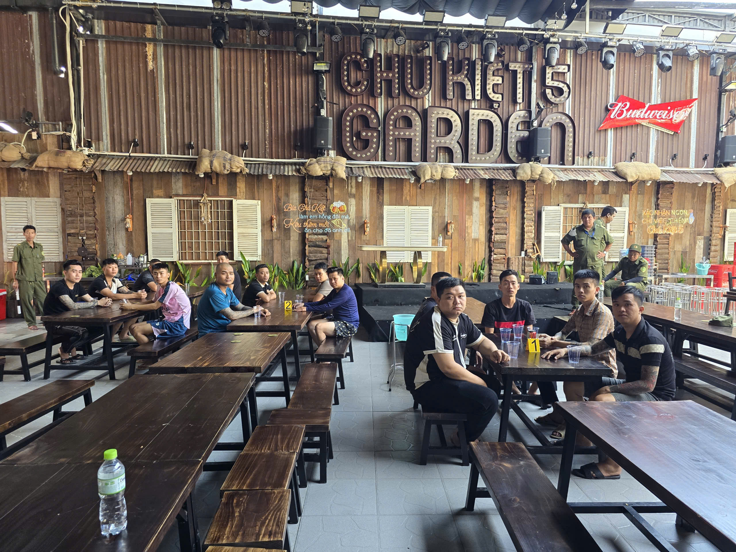 Công an TP.HCM dựng lại hiện trường vụ ẩu đả vì xin viên nước đá không cho - Ảnh 1.