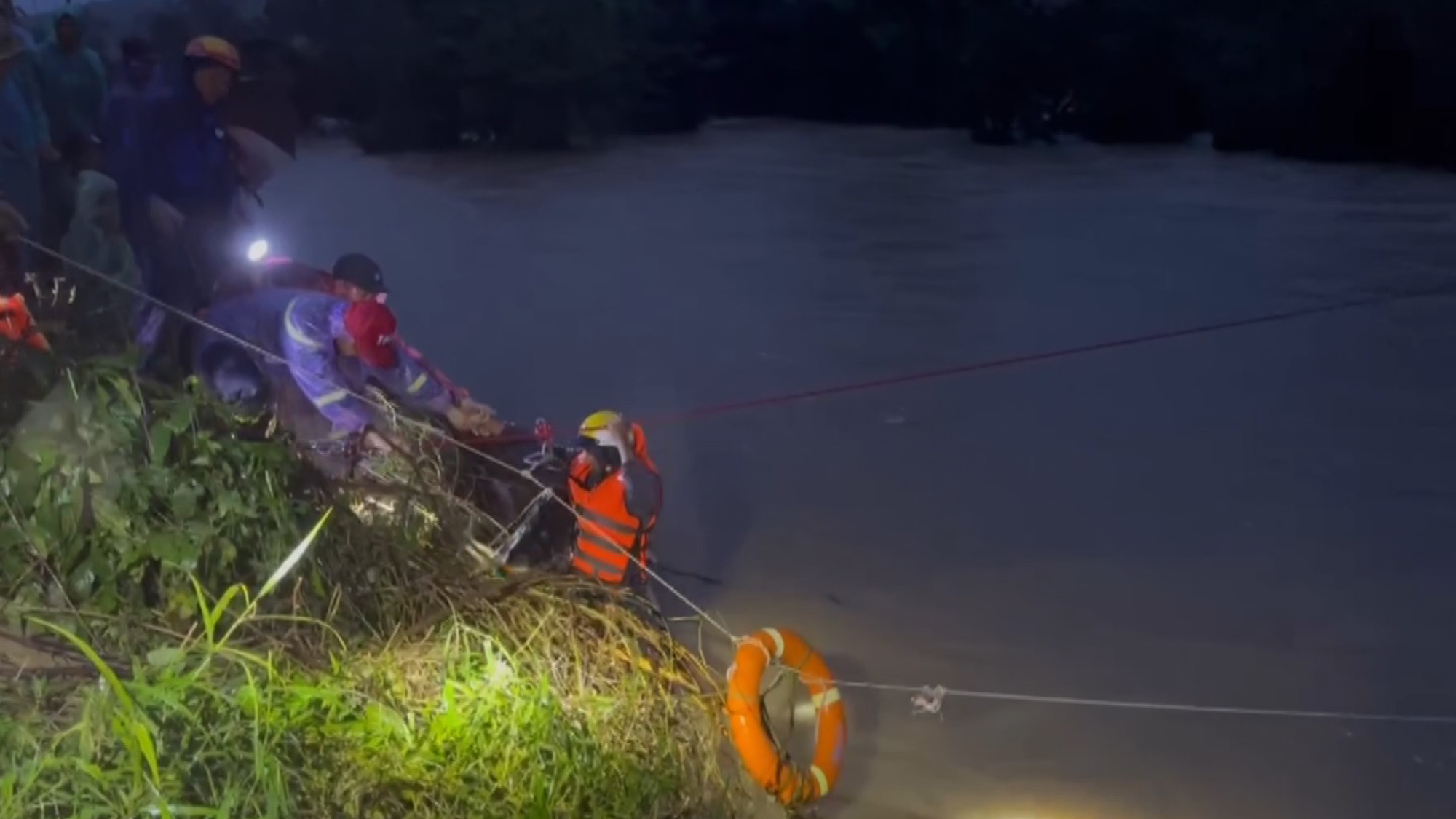 Nước sông Ba dâng cao: Gia Lai giải cứu 31 người mắc kẹt giữa dòng lũ - Ảnh 2.