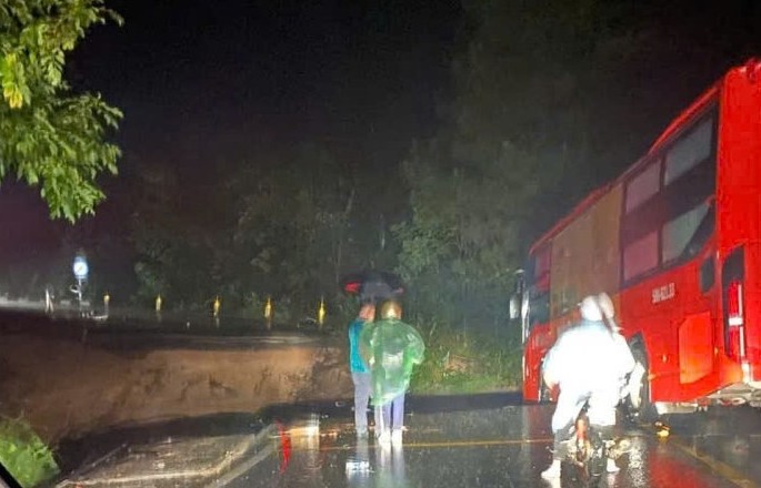 Cận cảnh đèo Mimosa bị xé toạc, đường vào Đà Lạt thêm ách tắc- Ảnh 4.