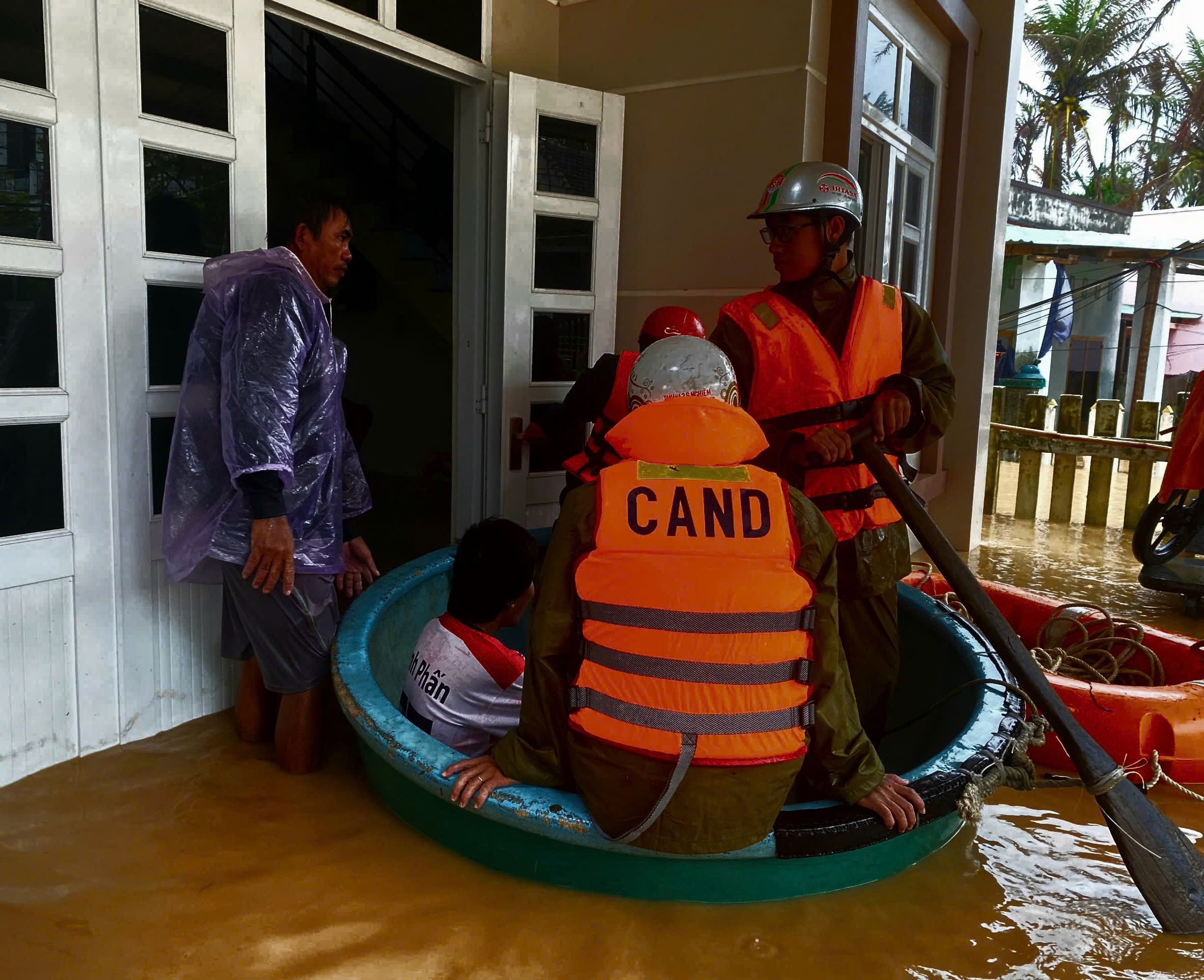 Lực lượng căng mình ứng cứu dân ở hạ lưu thủy điện Sông Ba Hạ - Ảnh 3.