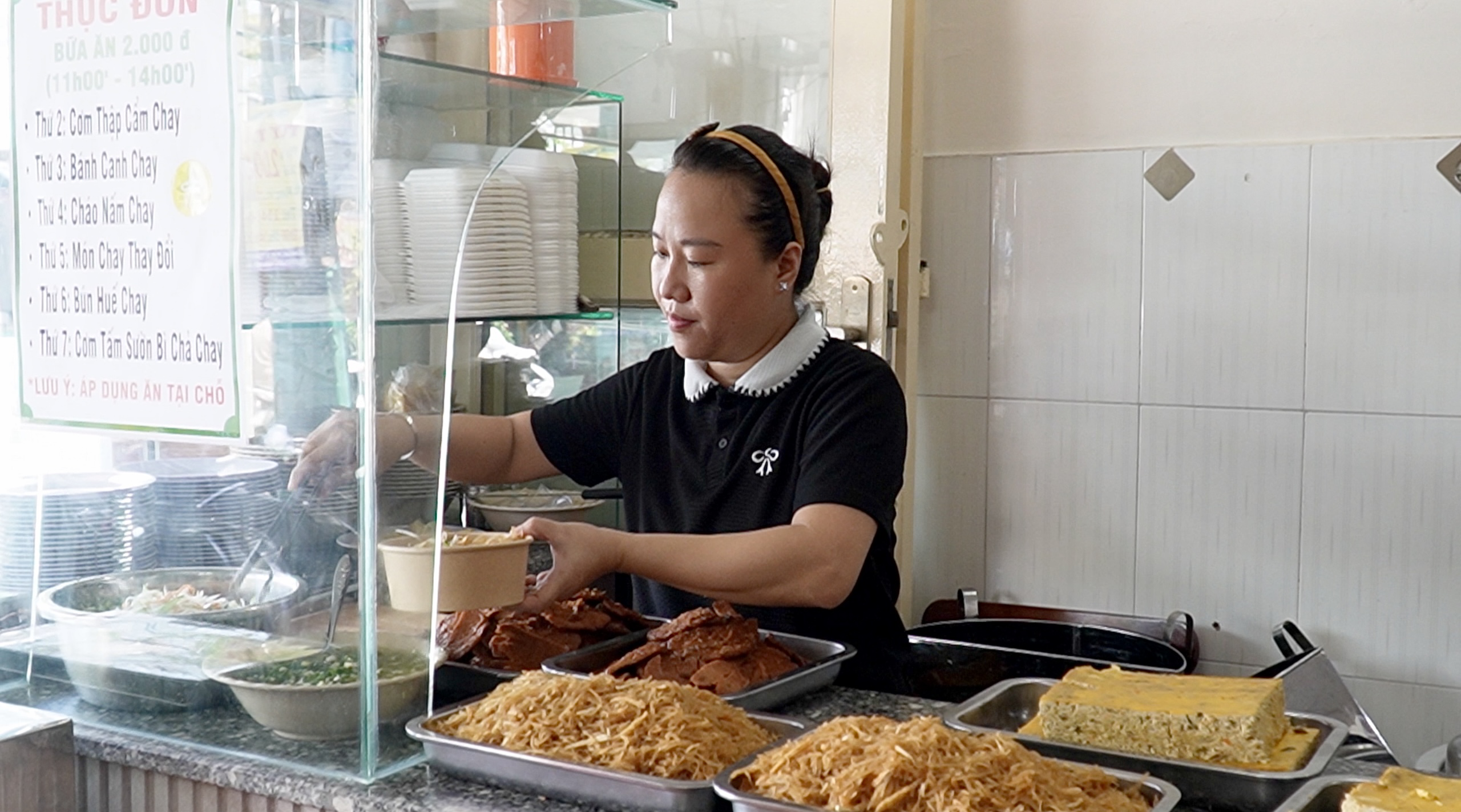 Người phụ nữ 6 năm nấu cơm 2.000 đồng cho người nghèo: ‘Mình trả ơn cuộc đời’ - Ảnh 3.