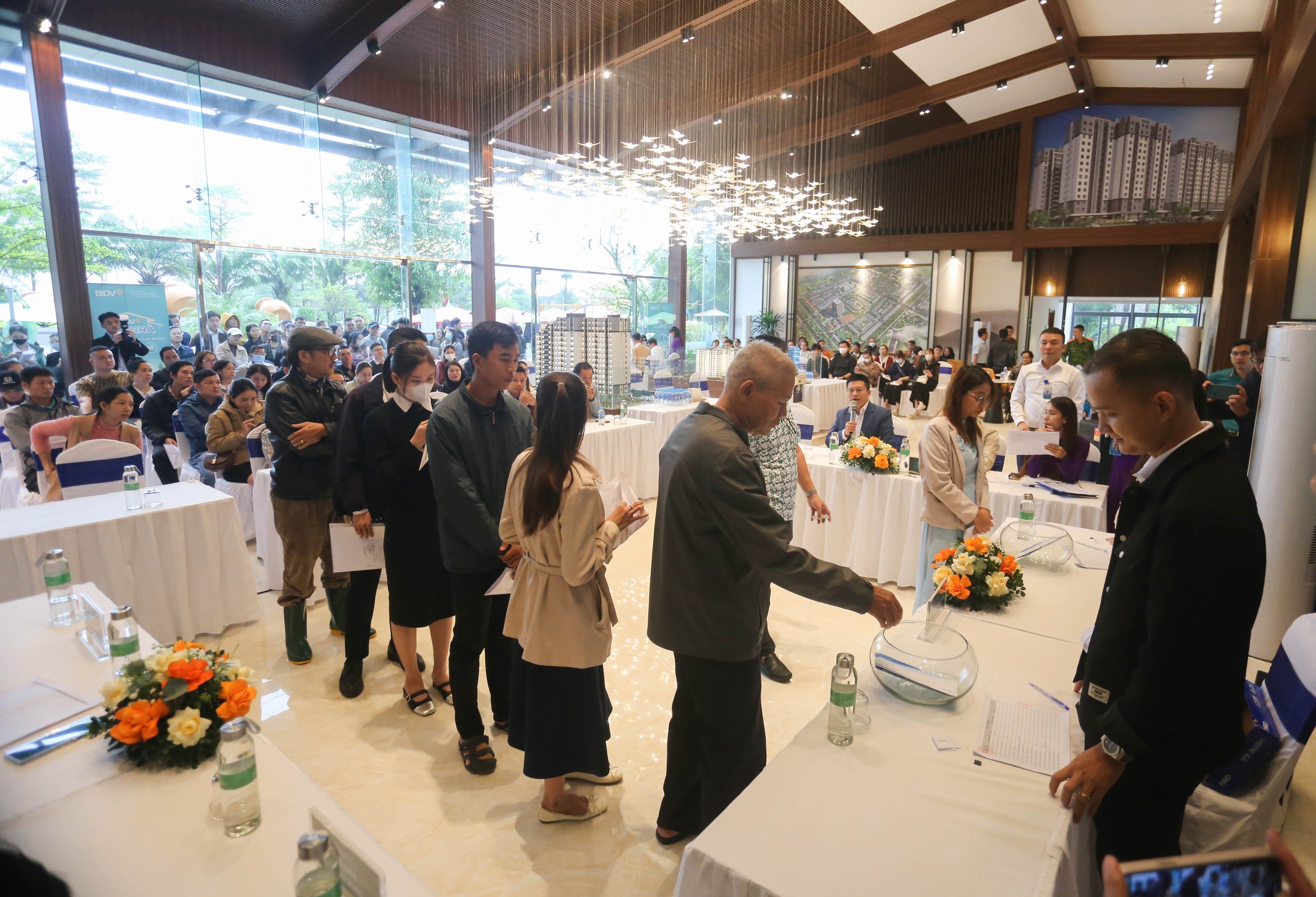 Bốc thăm dự án nhà ở xã hội tại Huế: 1 căn có đến 29 người đăng ký- Ảnh 1. Bốc thăm dự án nhà ở xã hội tại Huế: 1 căn có đến 29 người đăng ký- Ảnh 1.