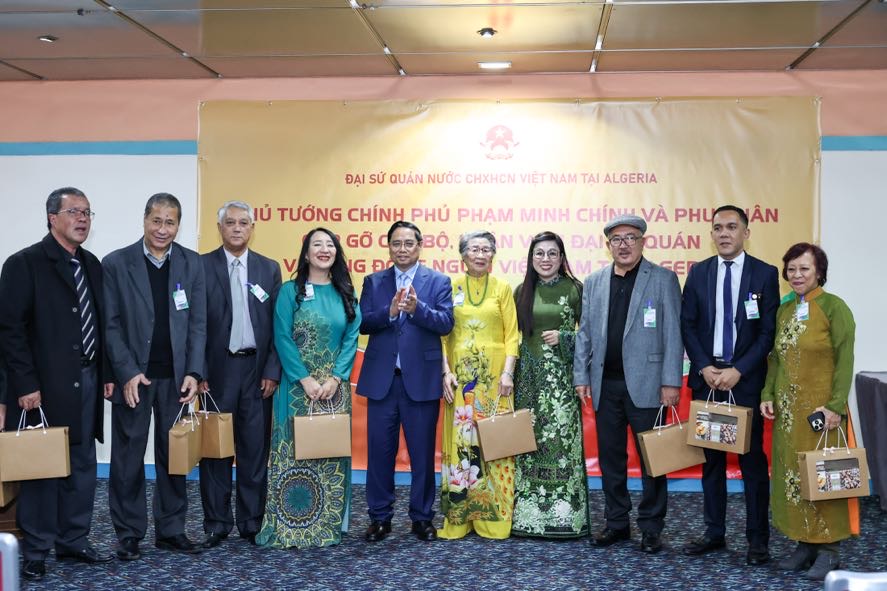 Thủ tướng Phạm Minh Chính gặp mặt cộng đồng người Việt Nam tại Algeria - Ảnh 2.
