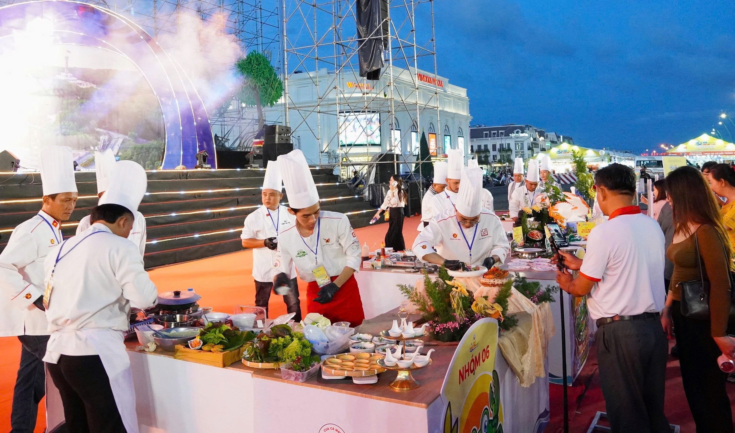 Hơn 100 món ăn từ cua Cà Mau kết hợp đặc sản nhiều vùng miền cả nước - Ảnh 1.