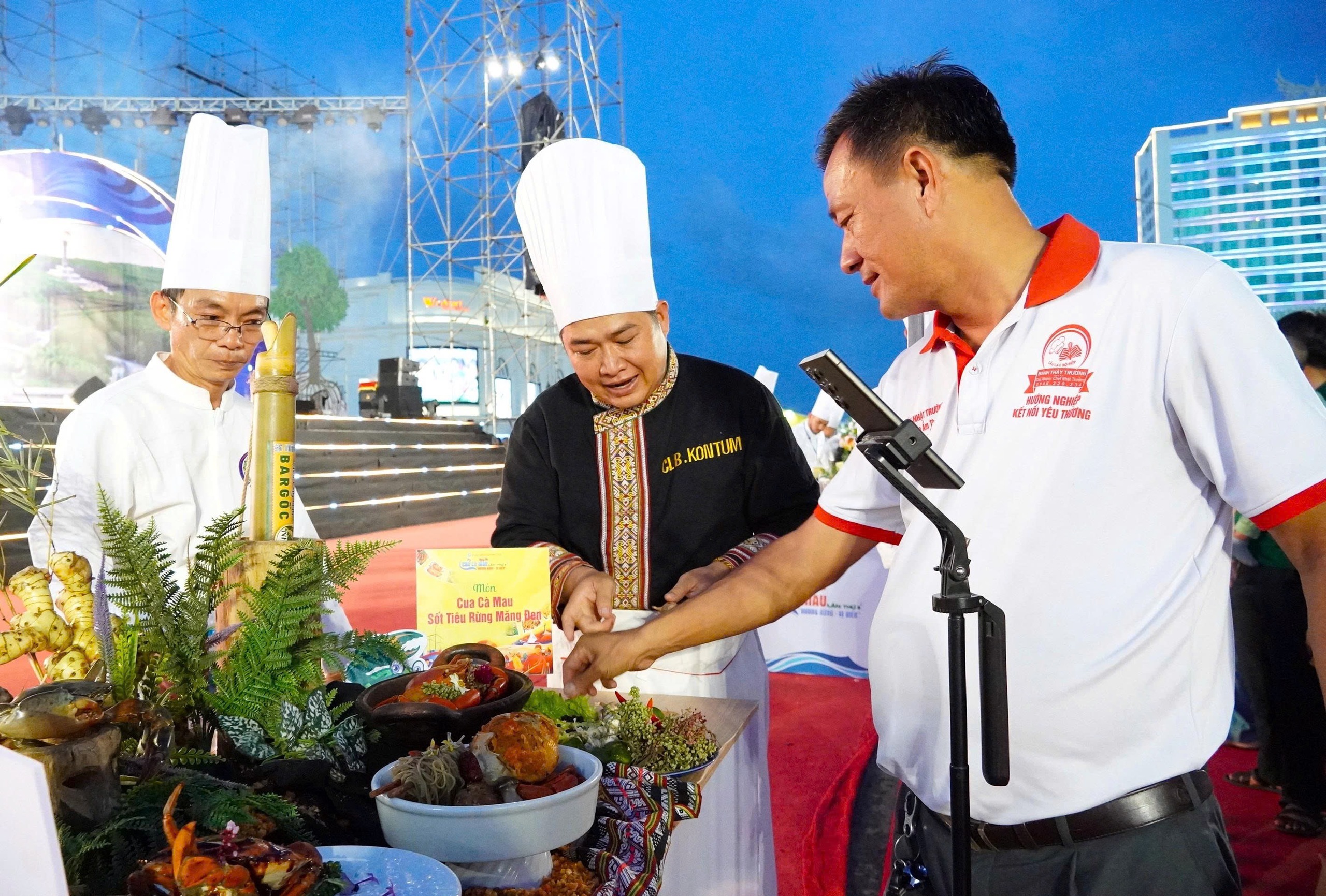 Hơn 100 món ăn từ cua Cà Mau kết hợp đặc sản nhiều vùng miền cả nước - Ảnh 4.