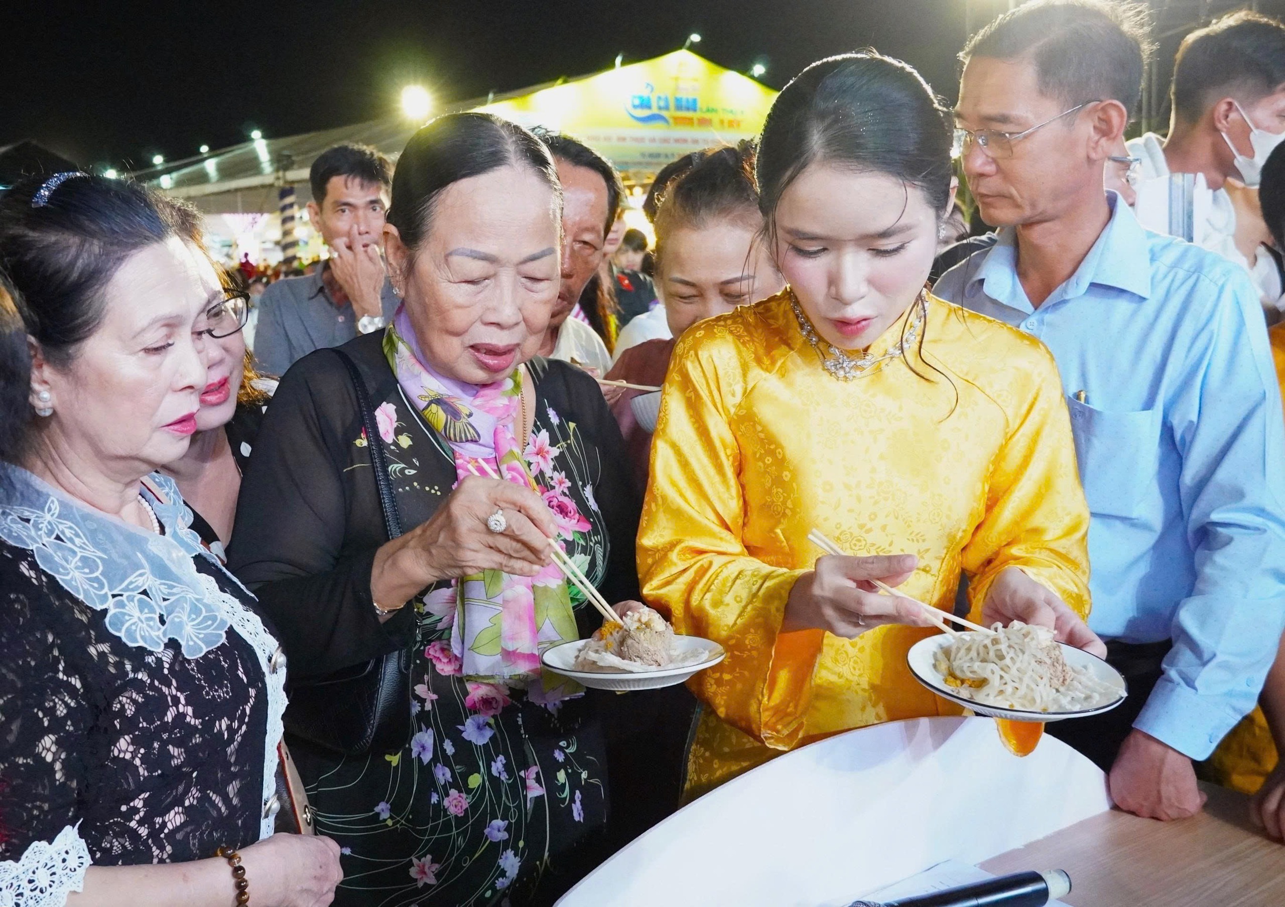 Hơn 100 món ăn từ cua Cà Mau kết hợp đặc sản nhiều vùng miền cả nước - Ảnh 11.