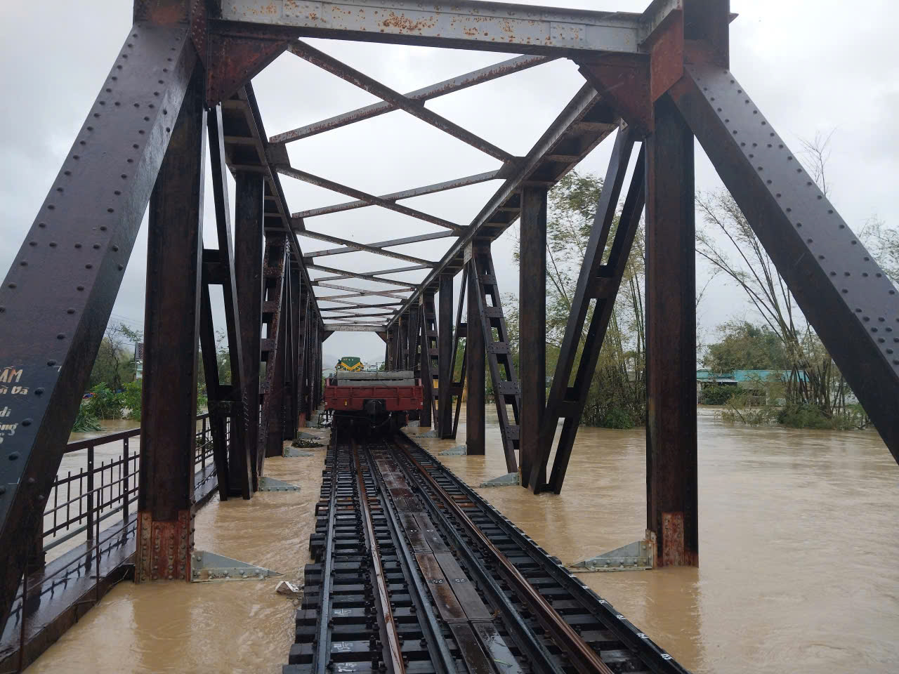 Lũ thượng nguồn Gia Lai về mạnh, đường sắt điều 2 tàu hàng giữ 2 cầu - Ảnh 1.
