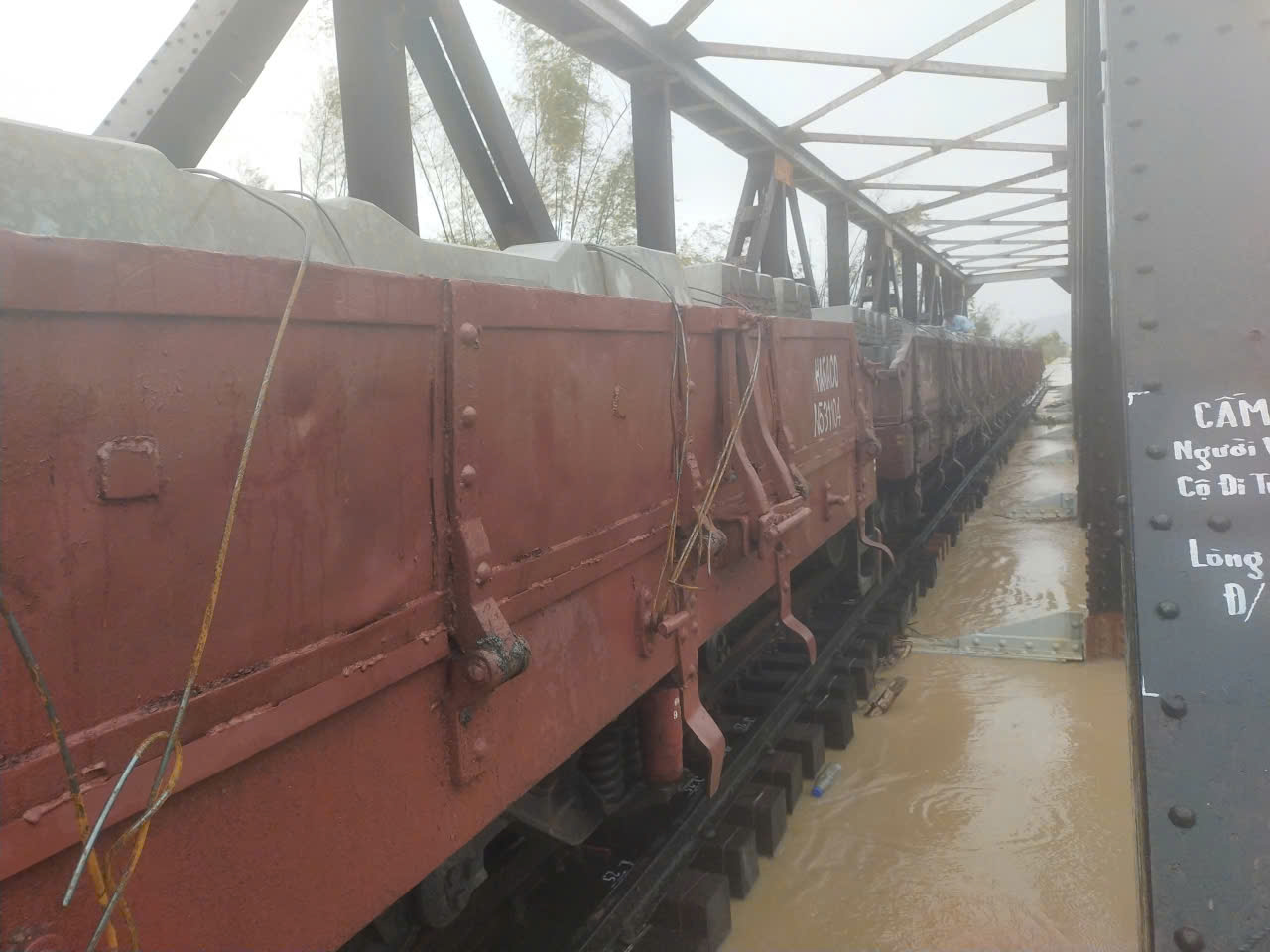 Lũ thượng nguồn Gia Lai về mạnh, đường sắt điều 2 tàu hàng giữ 2 cầu - Ảnh 2.