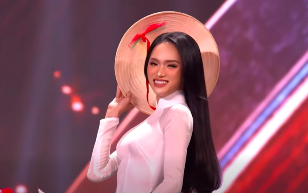 Hương Giang đem áo dài trắng lên sân khấu Miss Universe, nhận 'mưa' lời khen - Ảnh 1.