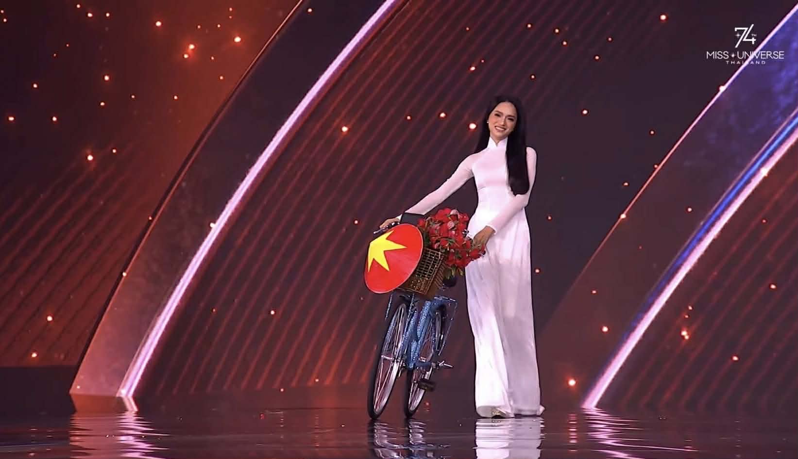 Hương Giang đem áo dài trắng lên sân khấu Miss Universe, nhận 'mưa' lời khen - Ảnh 3.