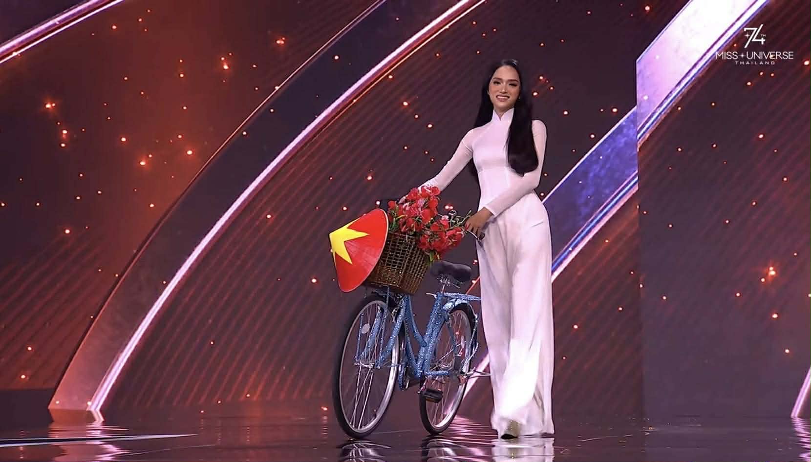 Hương Giang đem áo dài trắng lên sân khấu Miss Universe, nhận 'mưa' lời khen - Ảnh 2.