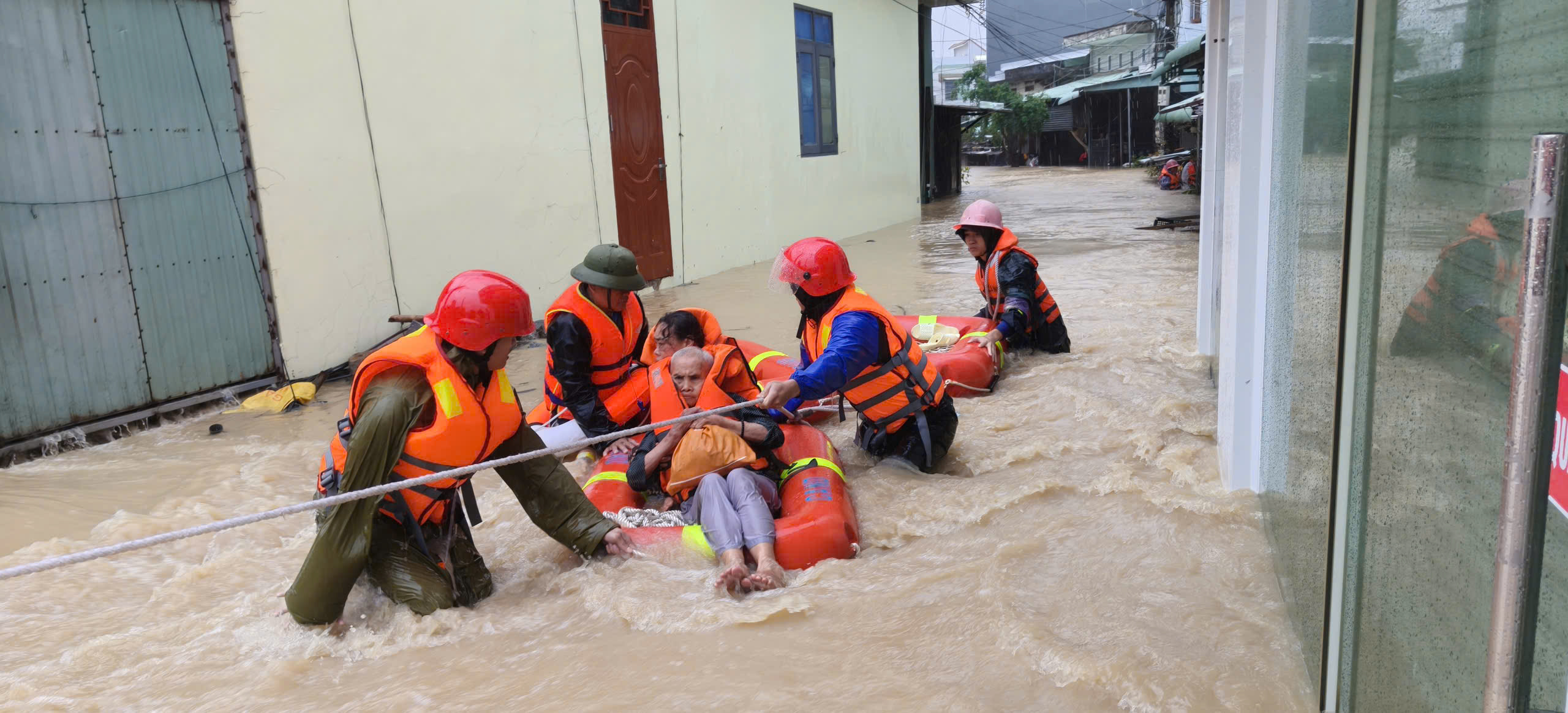 Ngập lụt ở Quy Nhơn: Hàng ngàn hộ dân được cứu ra khỏi vùng nguy hiểm - Ảnh 2.