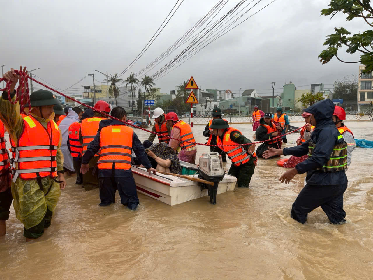 Ngập lụt ở Quy Nhơn: Hàng ngàn hộ dân được cứu ra khỏi vùng nguy hiểm - Ảnh 5.