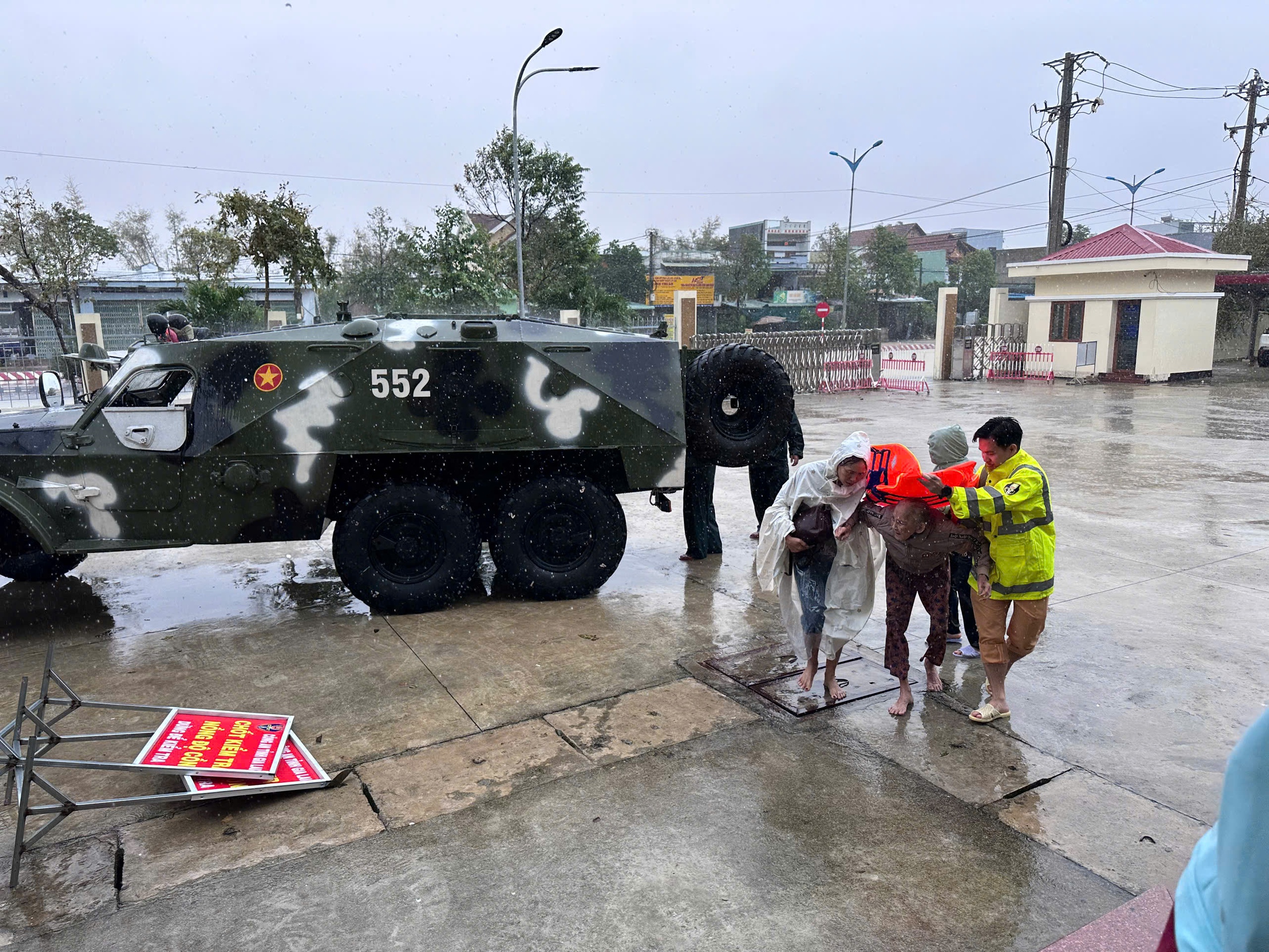 Ngập lụt ở Quy Nhơn: Hàng ngàn hộ dân được cứu ra khỏi vùng nguy hiểm - Ảnh 6.