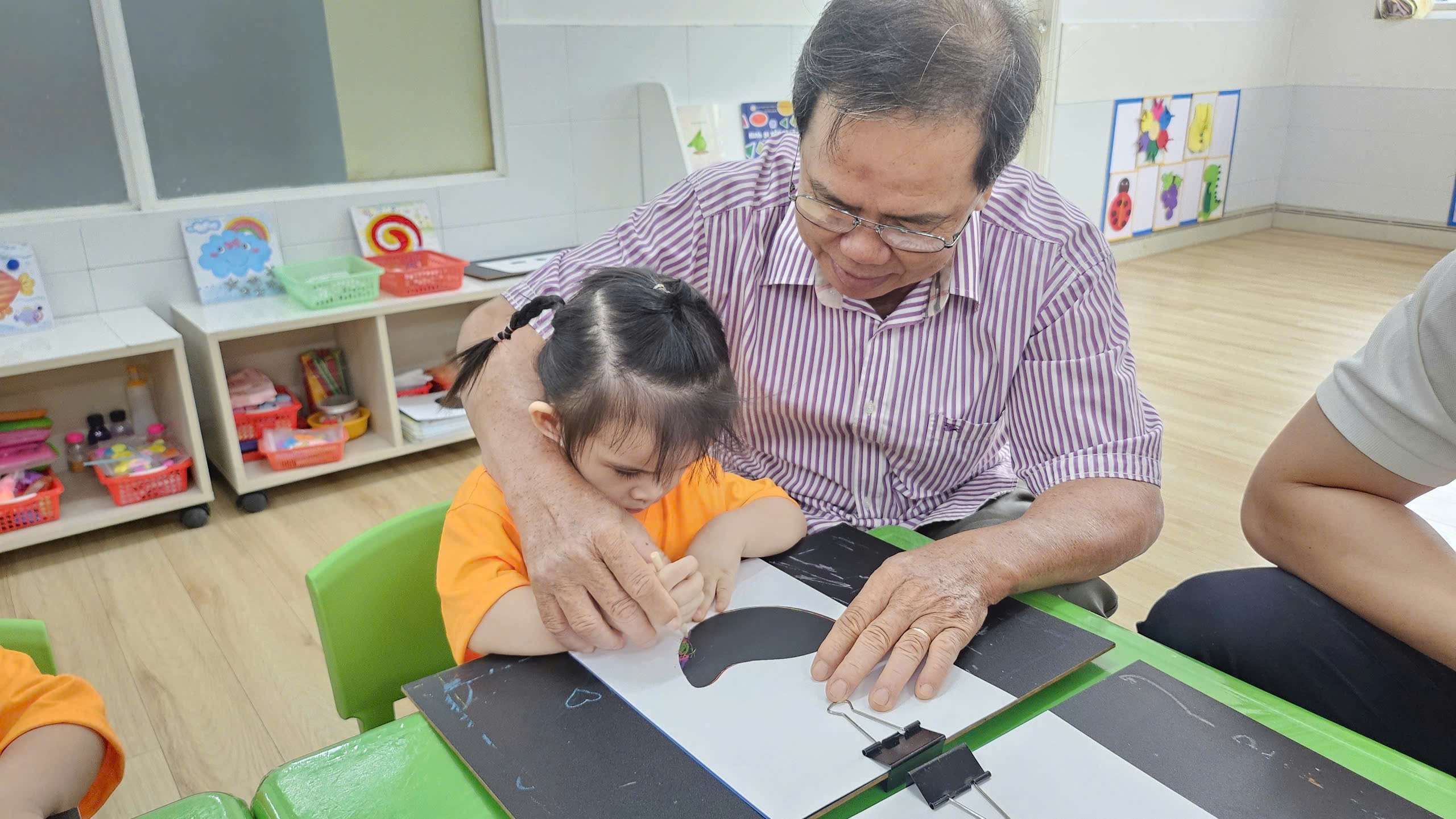 Ông bà vào trường cháu, thử vất vả nghề giáo viên mầm non - Ảnh 1.