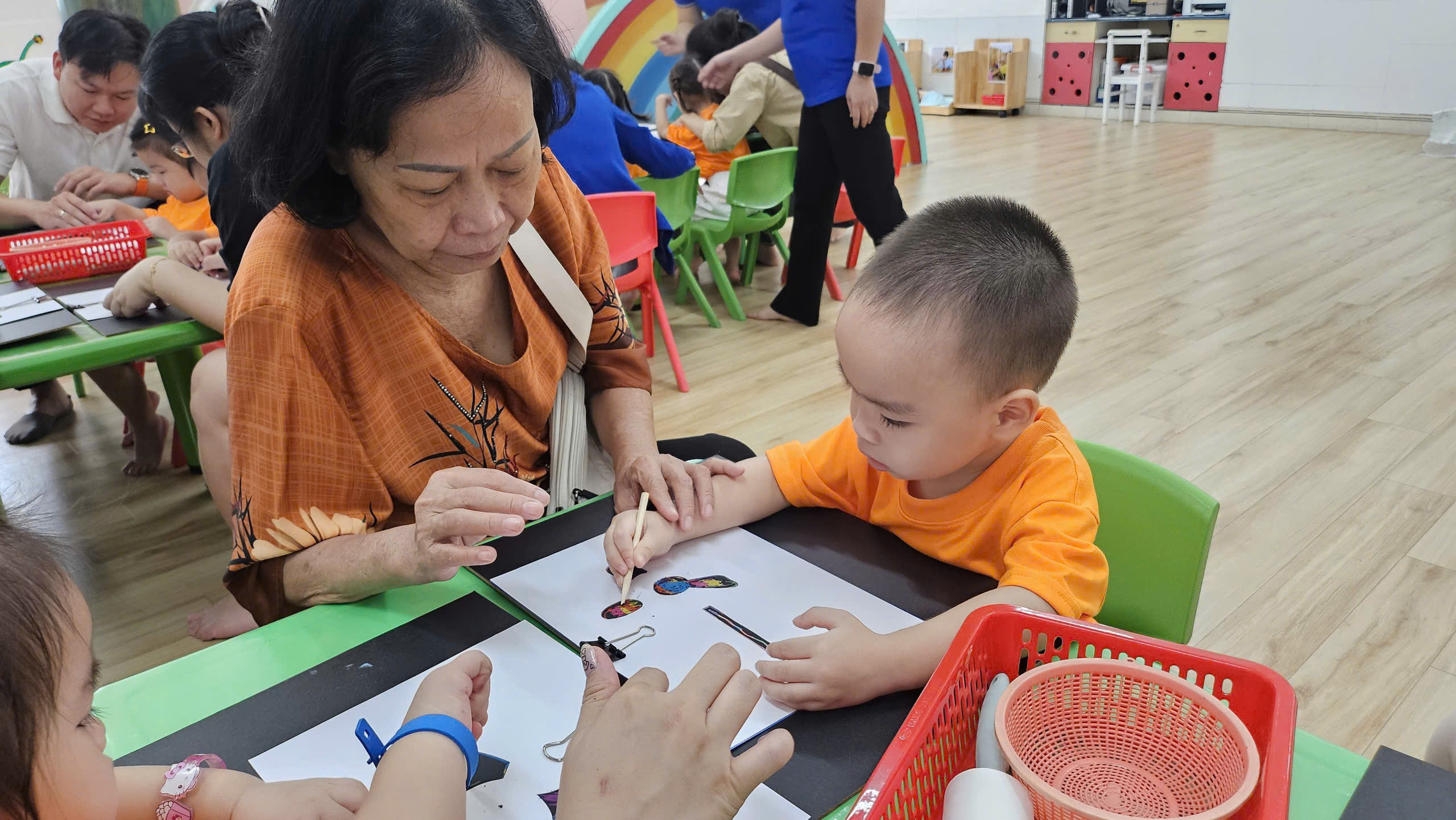 Ông bà vào trường cháu, thử vất vả nghề giáo viên mầm non - Ảnh 10.