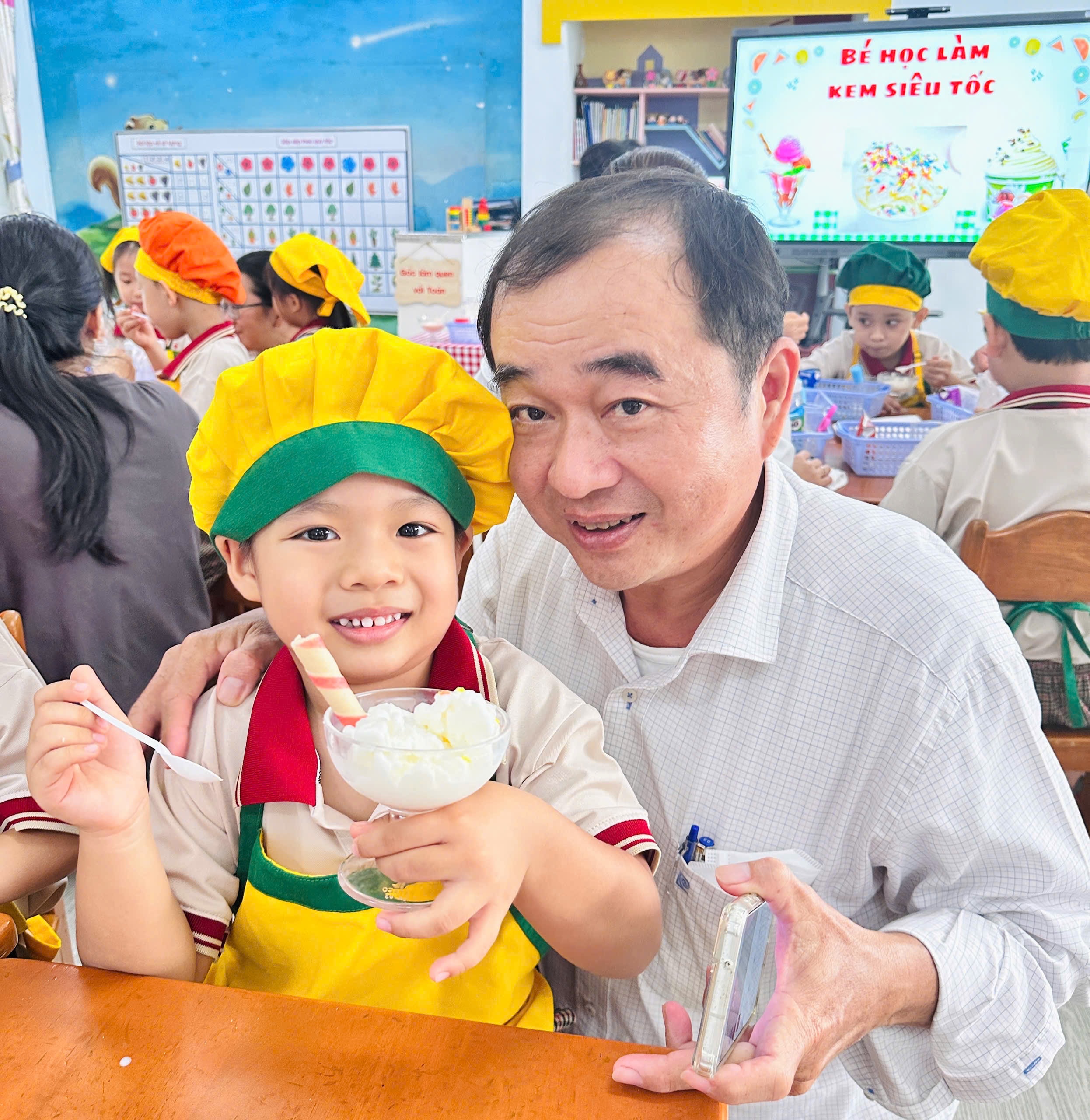 Ông bà vào trường cháu, thử vất vả nghề giáo viên mầm non - Ảnh 4.