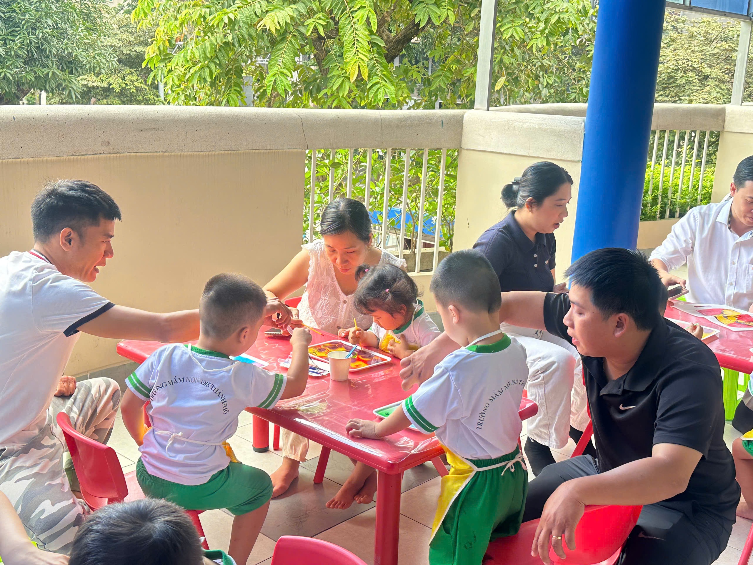 Ông bà vào trường cháu, thử vất vả nghề giáo viên mầm non - Ảnh 2.