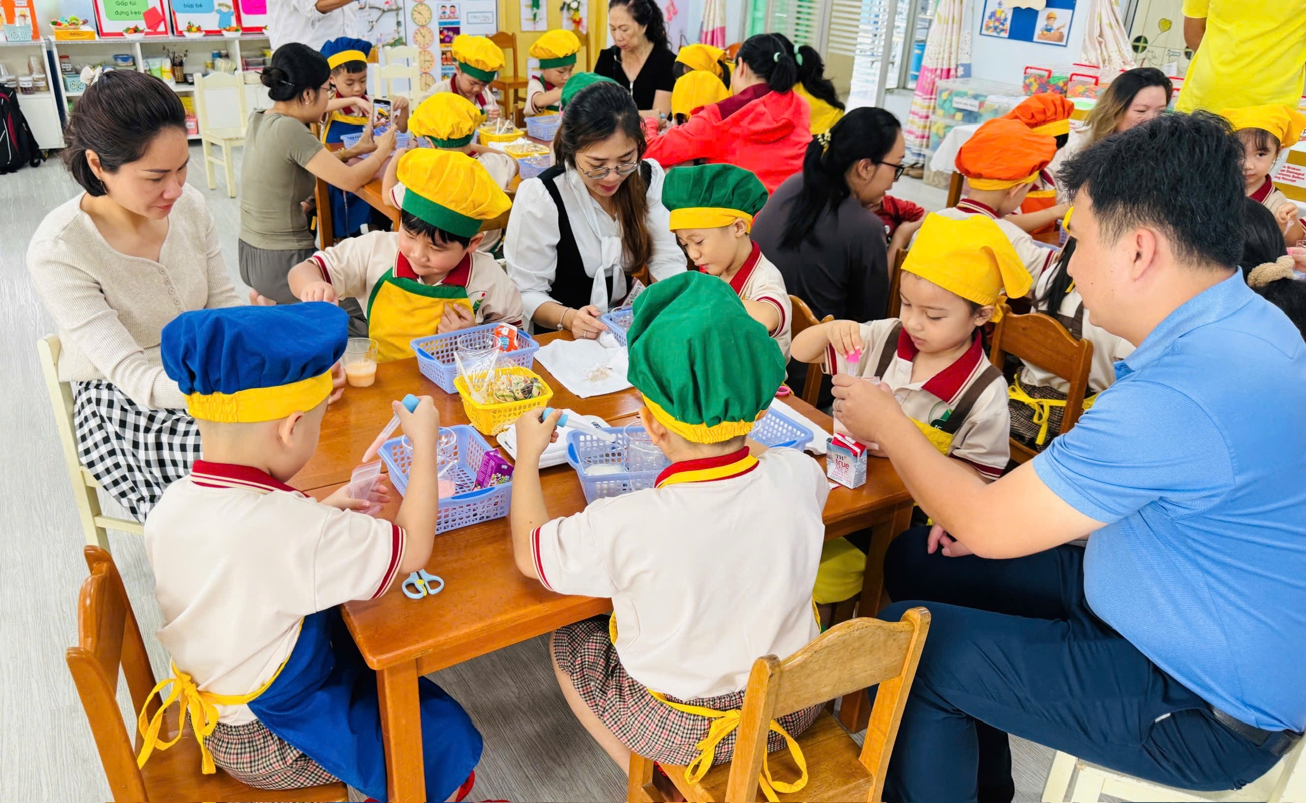 Ông bà vào trường cháu, thử vất vả nghề giáo viên mầm non - Ảnh 5.