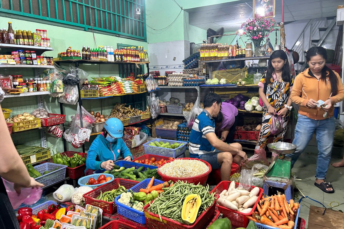 Giá rau tăng quá cao: Người săn sale, người tập tành trồng rau… - Ảnh 1. Giá rau tăng quá cao: Người săn sale, người tập tành trồng rau… - Ảnh 1.