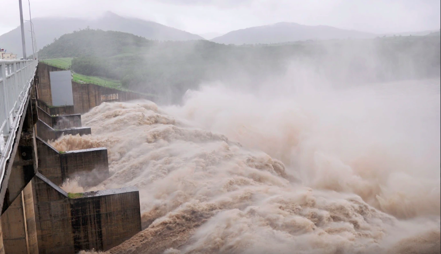 Thủy điện Sông Ba Hạ xả lũ 16.100 m3/giây, lũ về hồ vẫn tăng nhanh- Ảnh 1.