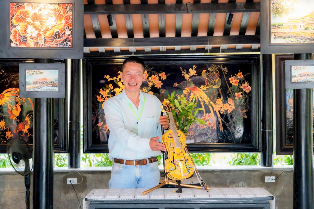 បច្ចេកវិជ្ជាពិសេស៖ បំរែបំរួលនៃស្រោមសំបុត្រពណ៌ - រូបថត ១. Kỹ nghệ độc lạ: Khúc biến tấu của pháp lam Huế- Ảnh 1.