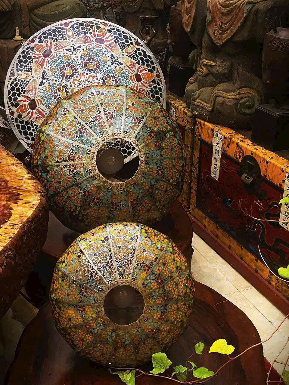 បច្ចេកវិជ្ជាពិសេស៖ បំរែបំរួលនៃស្រោមពណ៌លាំ - រូបថត ៣. Kỹ nghệ độc lạ: Khúc biến tấu của pháp lam Huế- Ảnh 3.