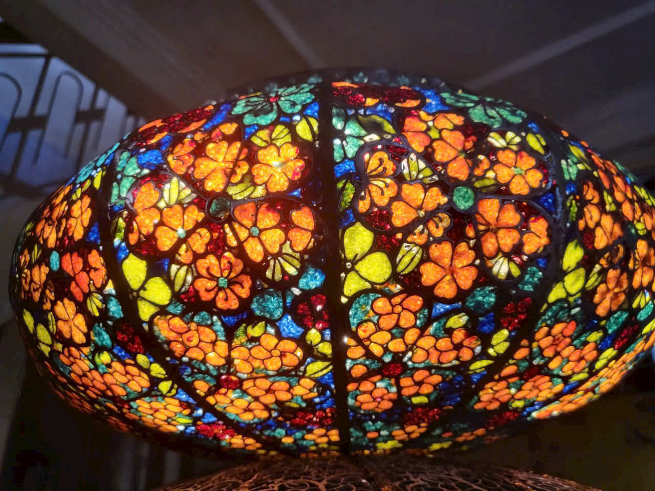 បច្ចេកវិជ្ជាពិសេស៖ បំរែបំរួលនៃស្រោមពណ៌លាំ - រូបថត ៤. Kỹ nghệ độc lạ: Khúc biến tấu của pháp lam Huế- Ảnh 4.