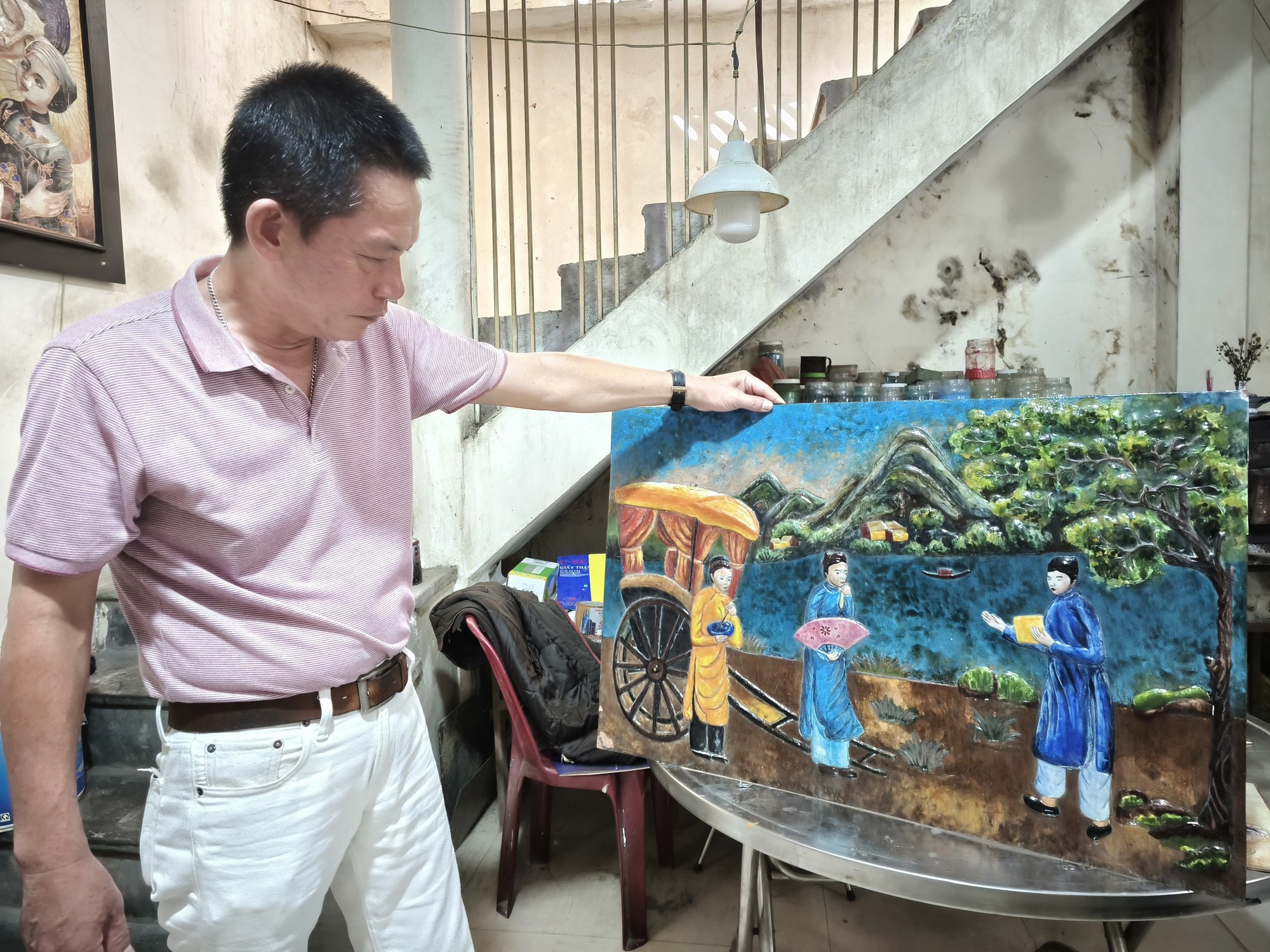 បច្ចេកវិជ្ជាពិសេស៖ បំរែបំរួលនៃស្រោមពណ៌លាំ - រូបថត ៥. Kỹ nghệ độc lạ: Khúc biến tấu của pháp lam Huế- Ảnh 5.