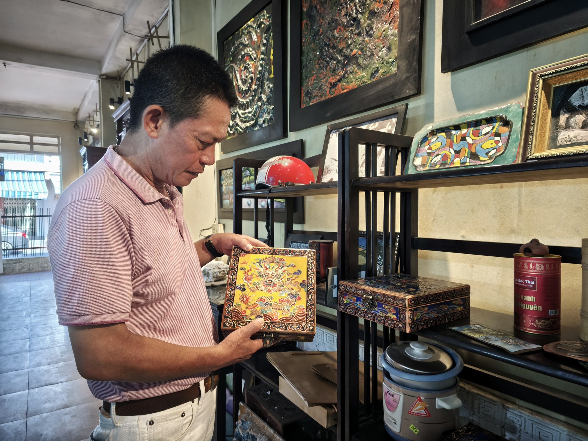 បច្ចេកវិជ្ជាពិសេស៖ បំរែបំរួលនៃស្រោមសំបុត្រពណ៌លាំៗ - រូបថត ៦. Kỹ nghệ độc lạ: Khúc biến tấu của pháp lam Huế- Ảnh 6.