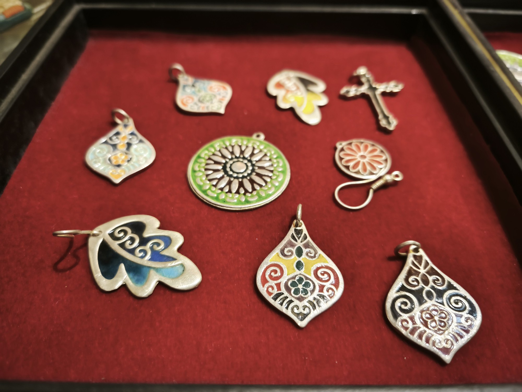 បច្ចេកវិជ្ជាពិសេស៖ បំរែបំរួលនៃស្រោមពណ៌លាំ - រូបថត ៧. Kỹ nghệ độc lạ: Khúc biến tấu của pháp lam Huế- Ảnh 7.