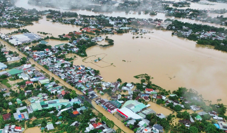 2 sông miền Trung vượt đỉnh lũ lịch sử, ngập lụt tiếp tục lan rộng- Ảnh 1. 2 sông miền Trung vượt đỉnh lũ lịch sử, ngập lụt tiếp tục lan rộng- Ảnh 1.