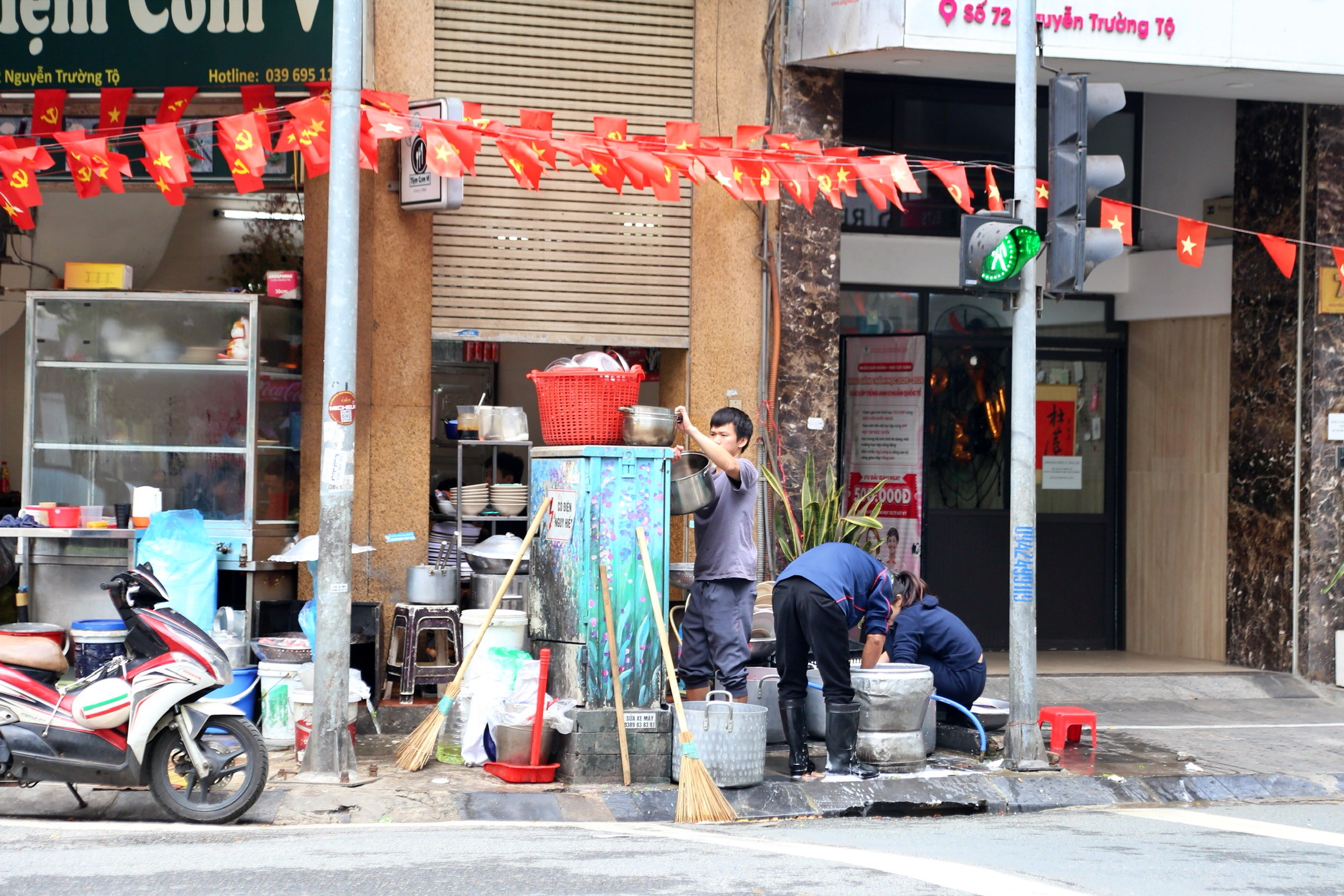 Hà Nội: Nhức nhối tình trạng chiếm dụng hè phố ở 3 phường thí điểm kiểu mẫu - Ảnh 9.